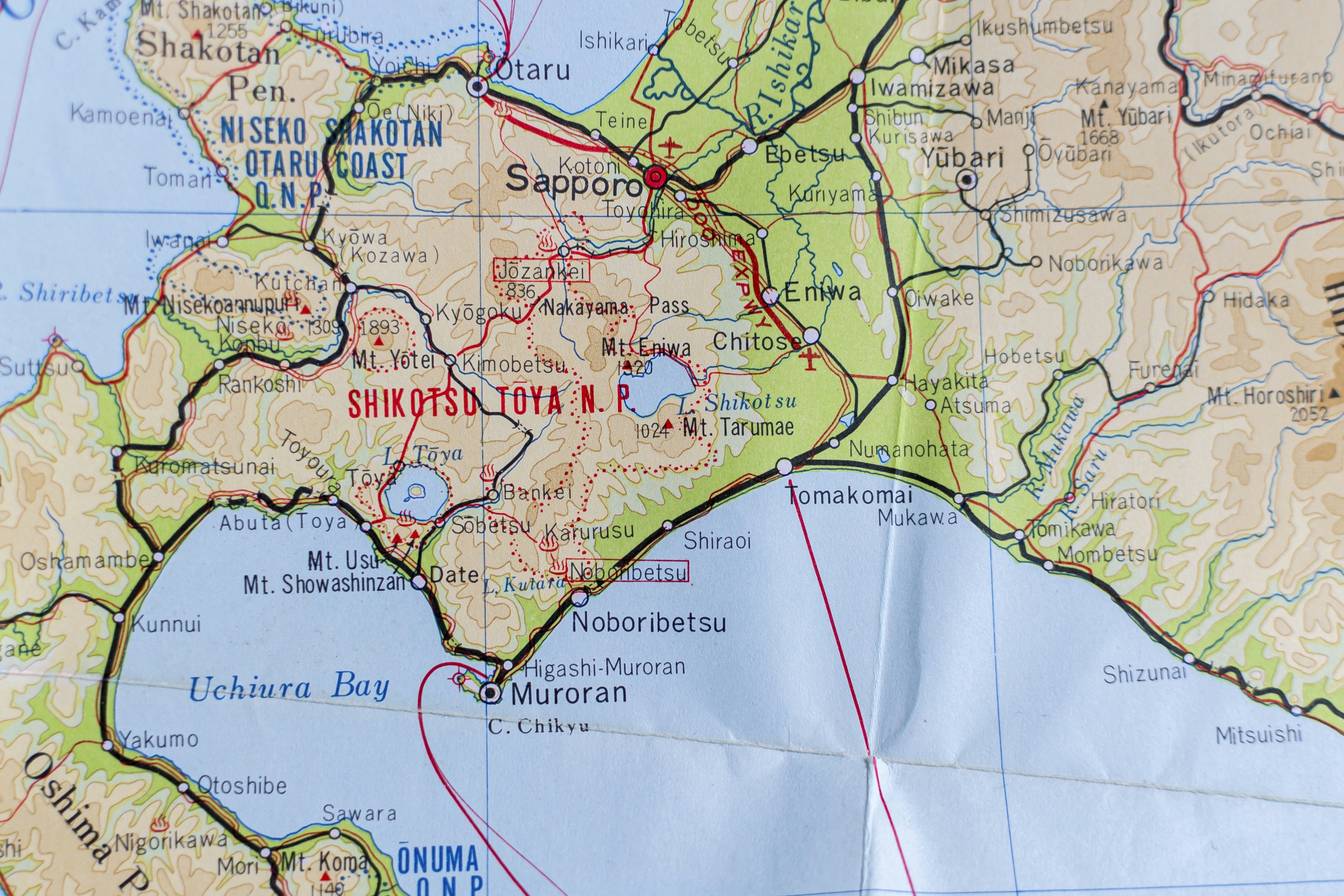 Un mapa de un país con un punto rojo