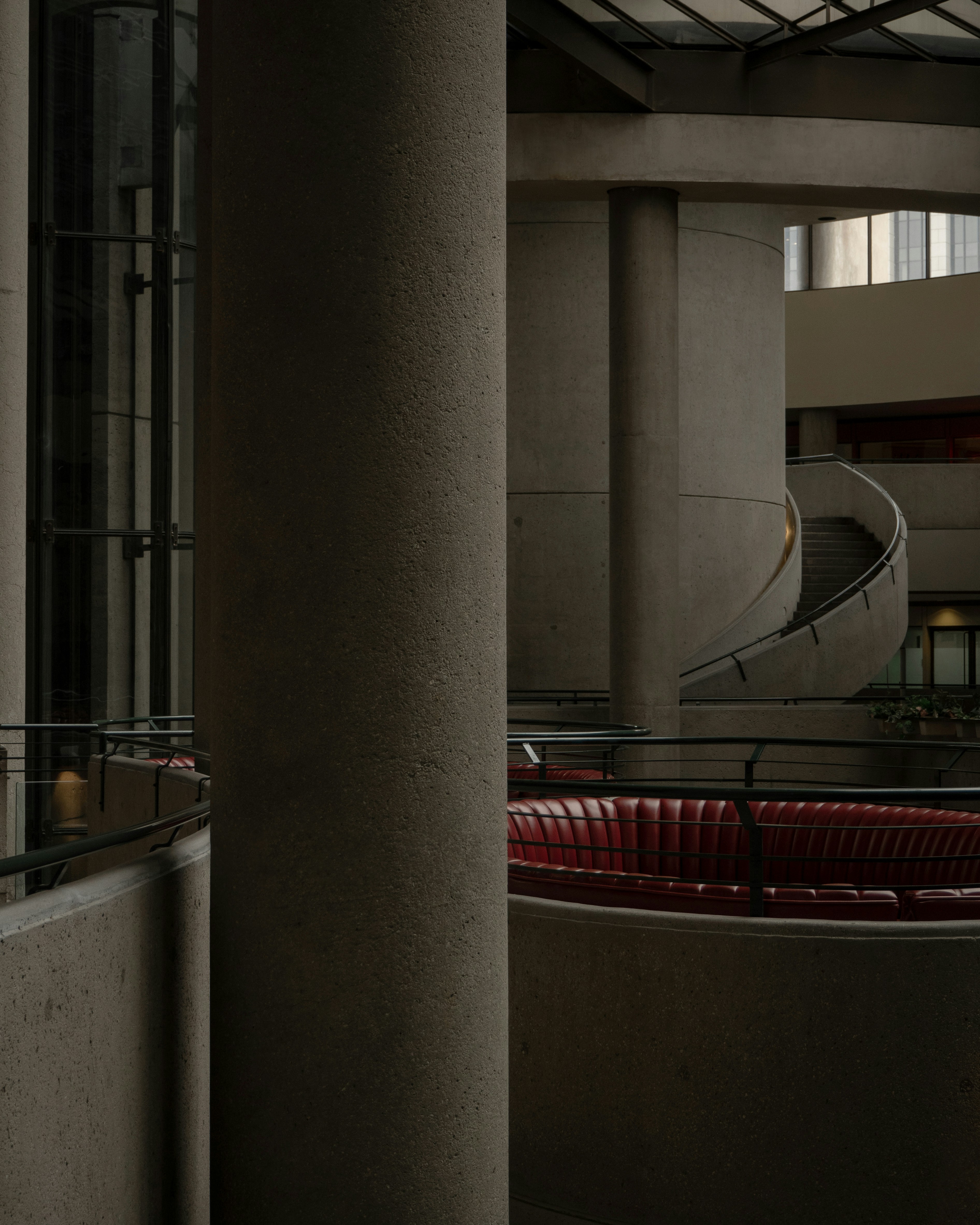 Ein Gebäude mit einer Wendeltreppe in der Mitte