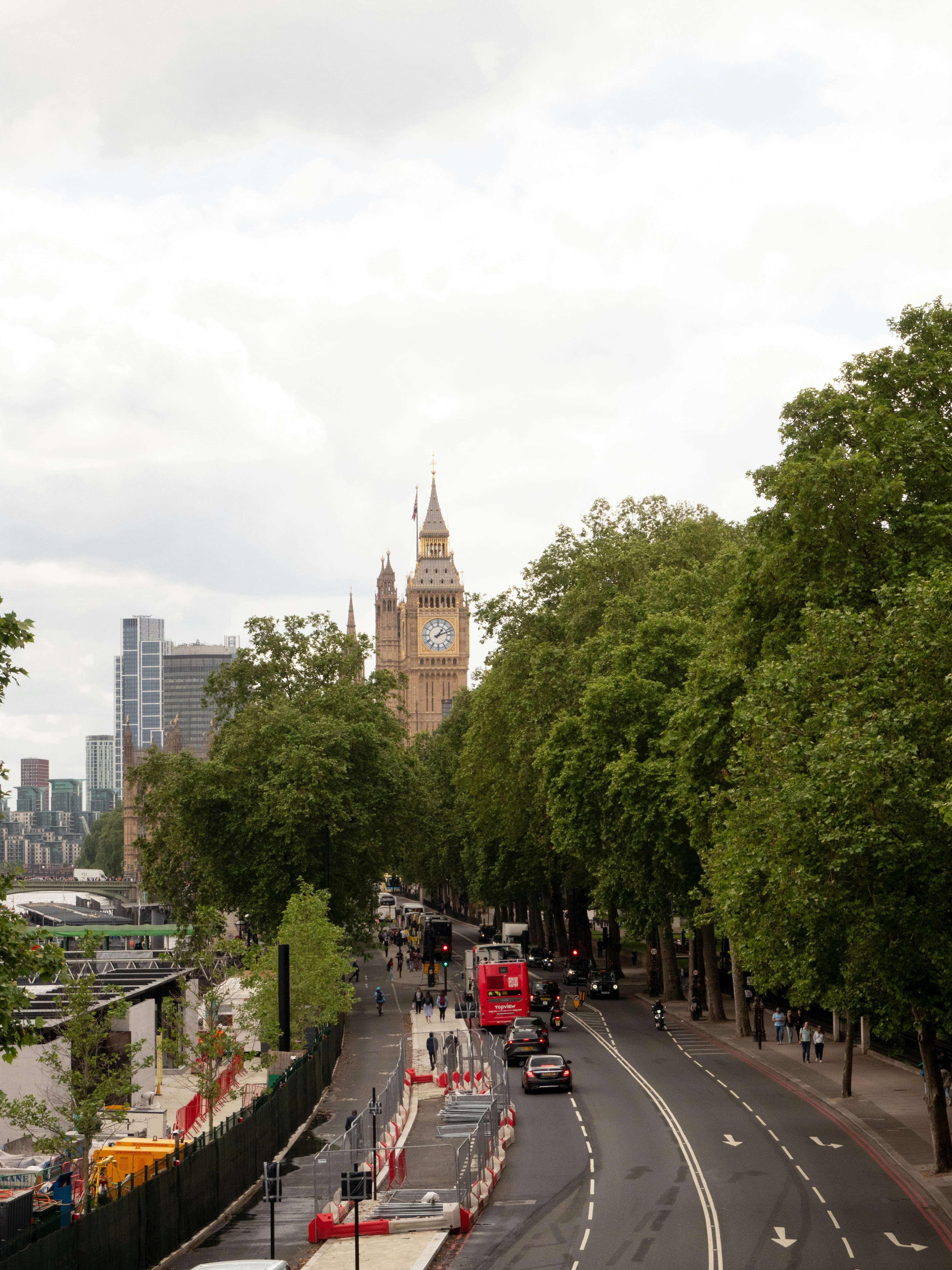 Blick auf eine Straße in der Stadt mit einem Uhrenturm im Hintergrund