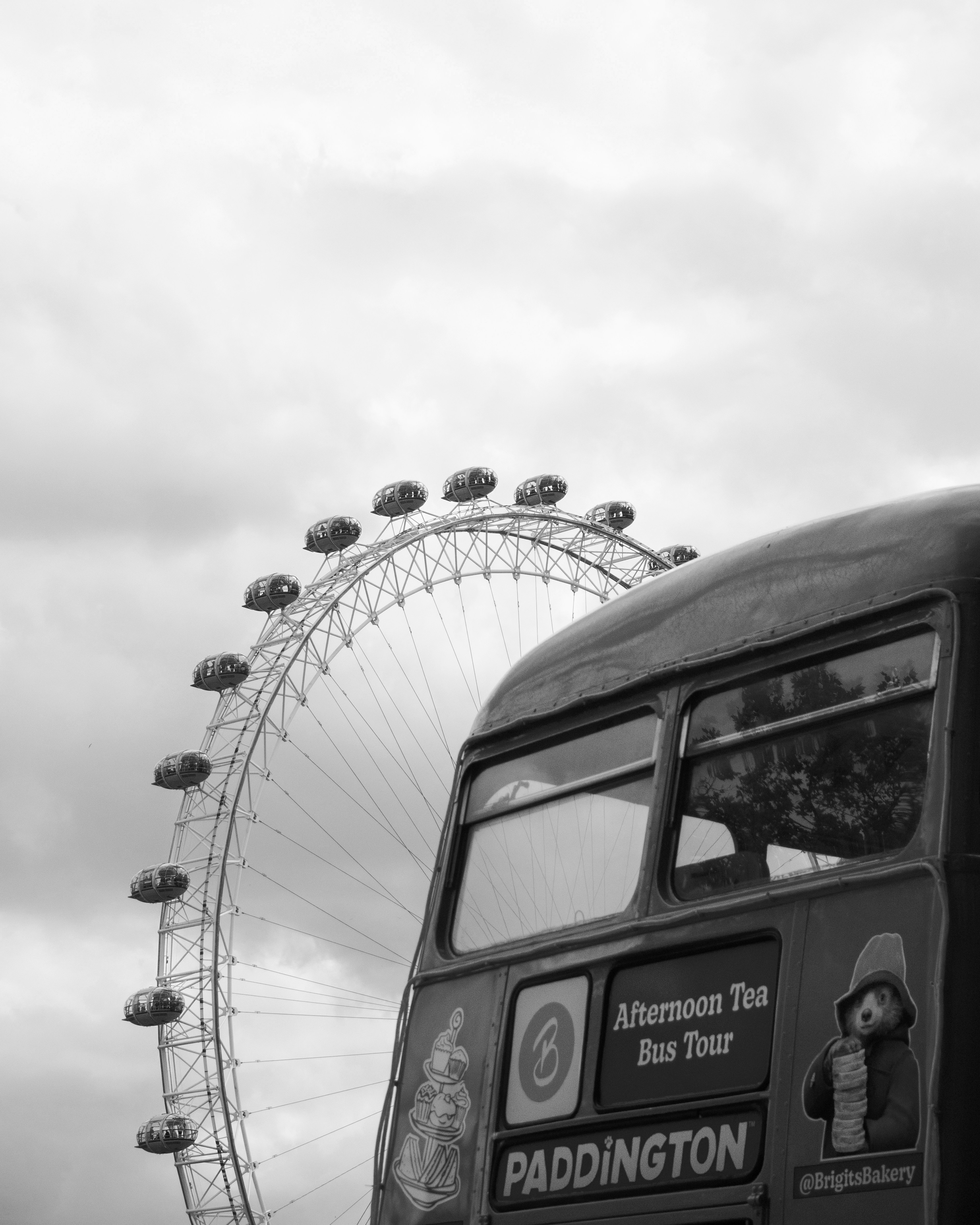 Ein Schwarz-Weiß-Foto eines Doppeldeckerbusses