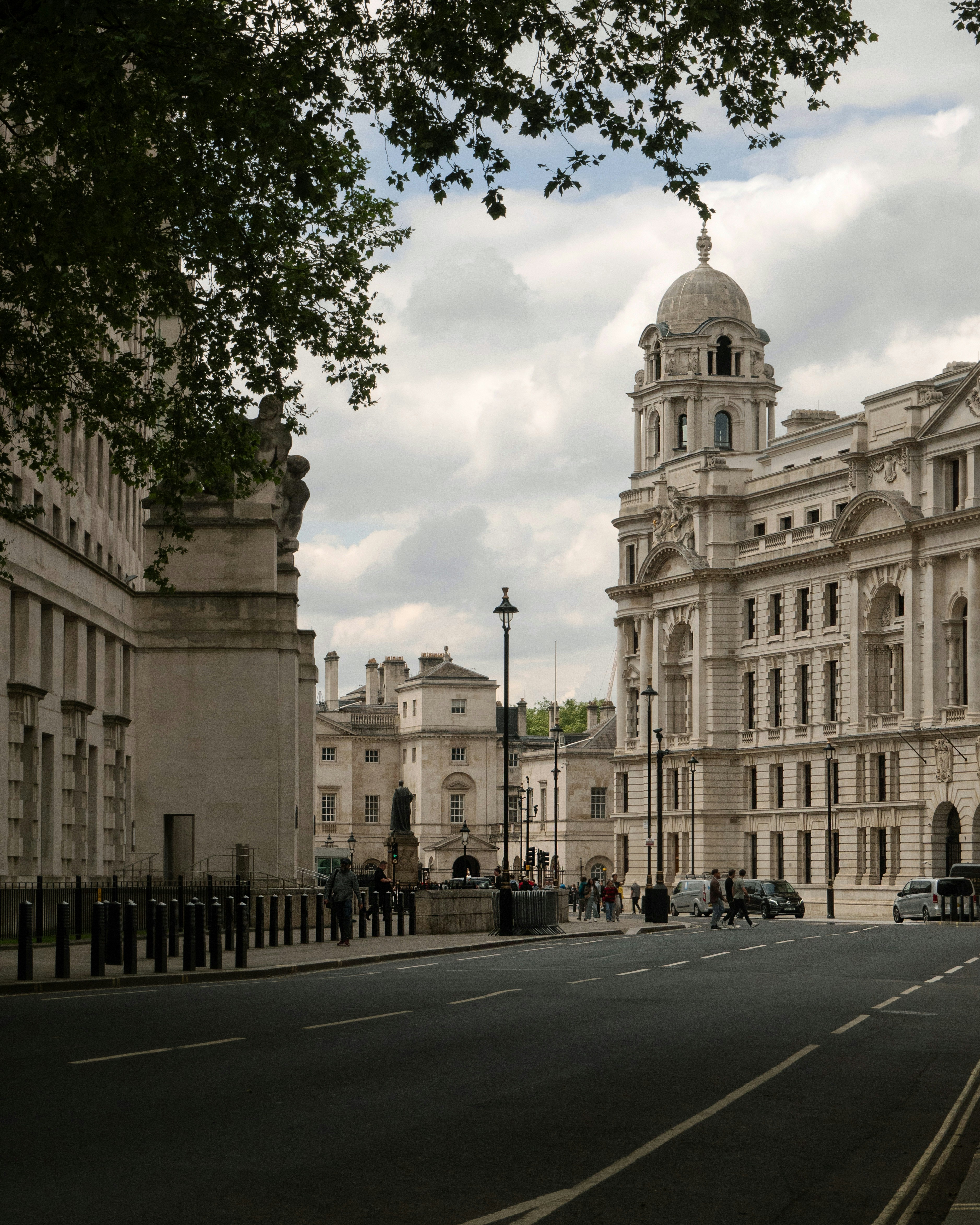 Eine Stadtstraße mit einem großen Gebäude im Hintergrund