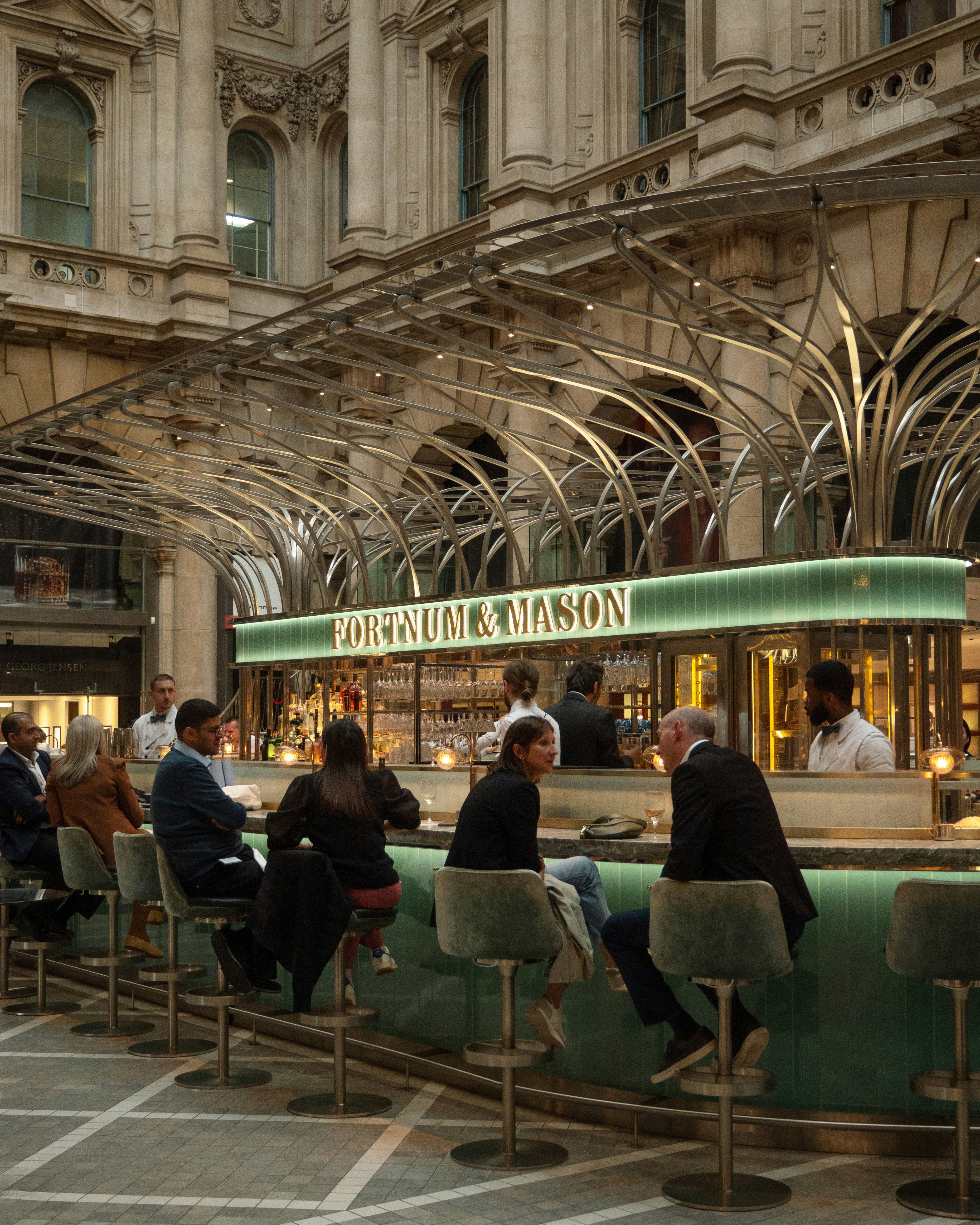 Eine Gruppe von Menschen, die in einer Bar in einem Gebäude sitzen