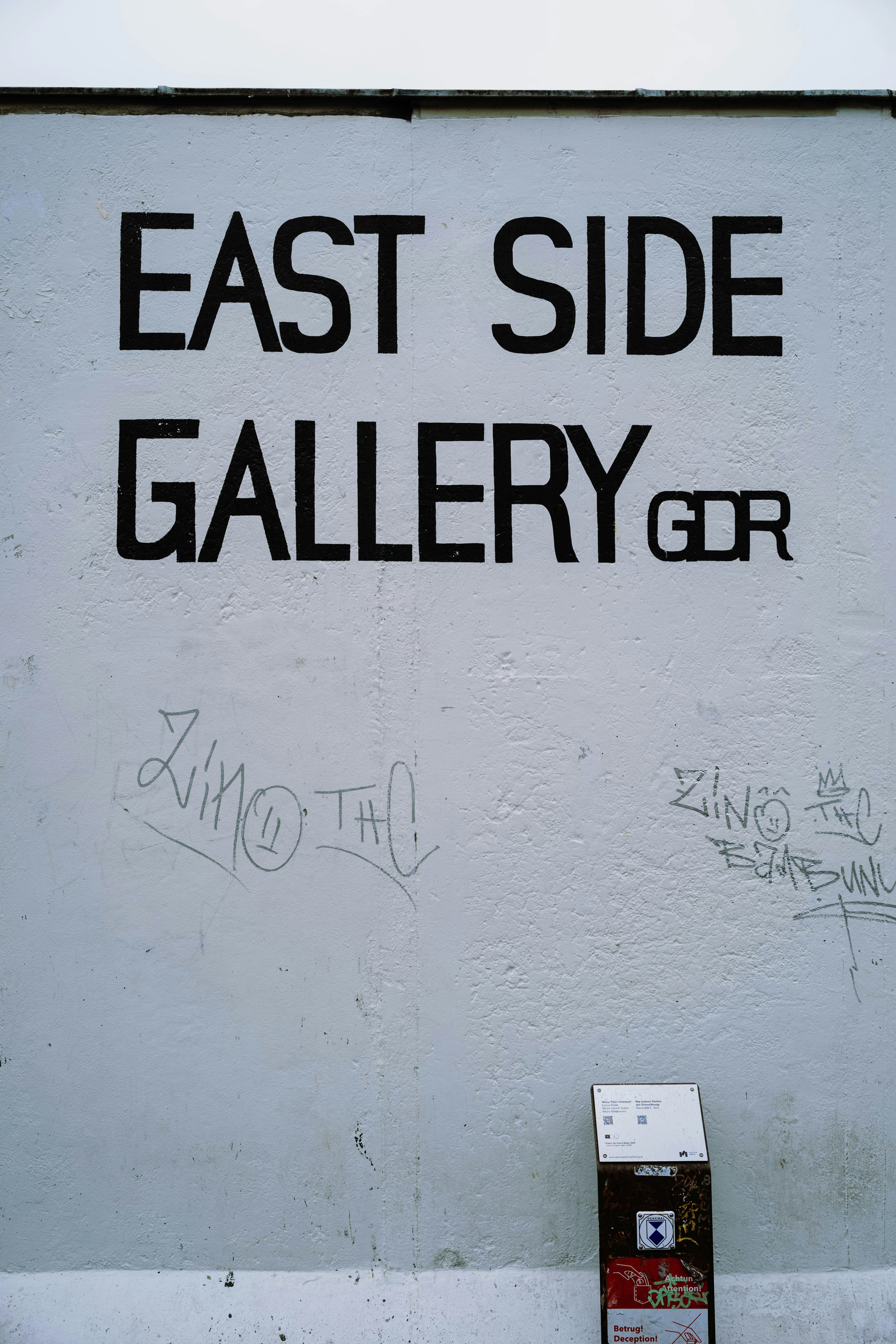 A sign on a wall that says east side gallery