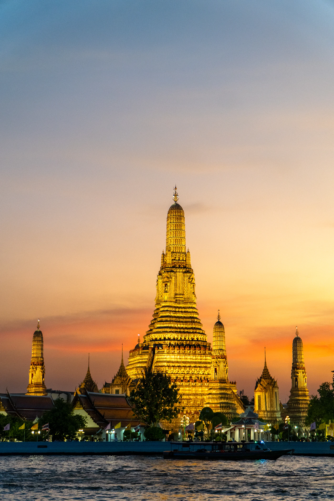 Wat Arun junto al río Chao Phraya