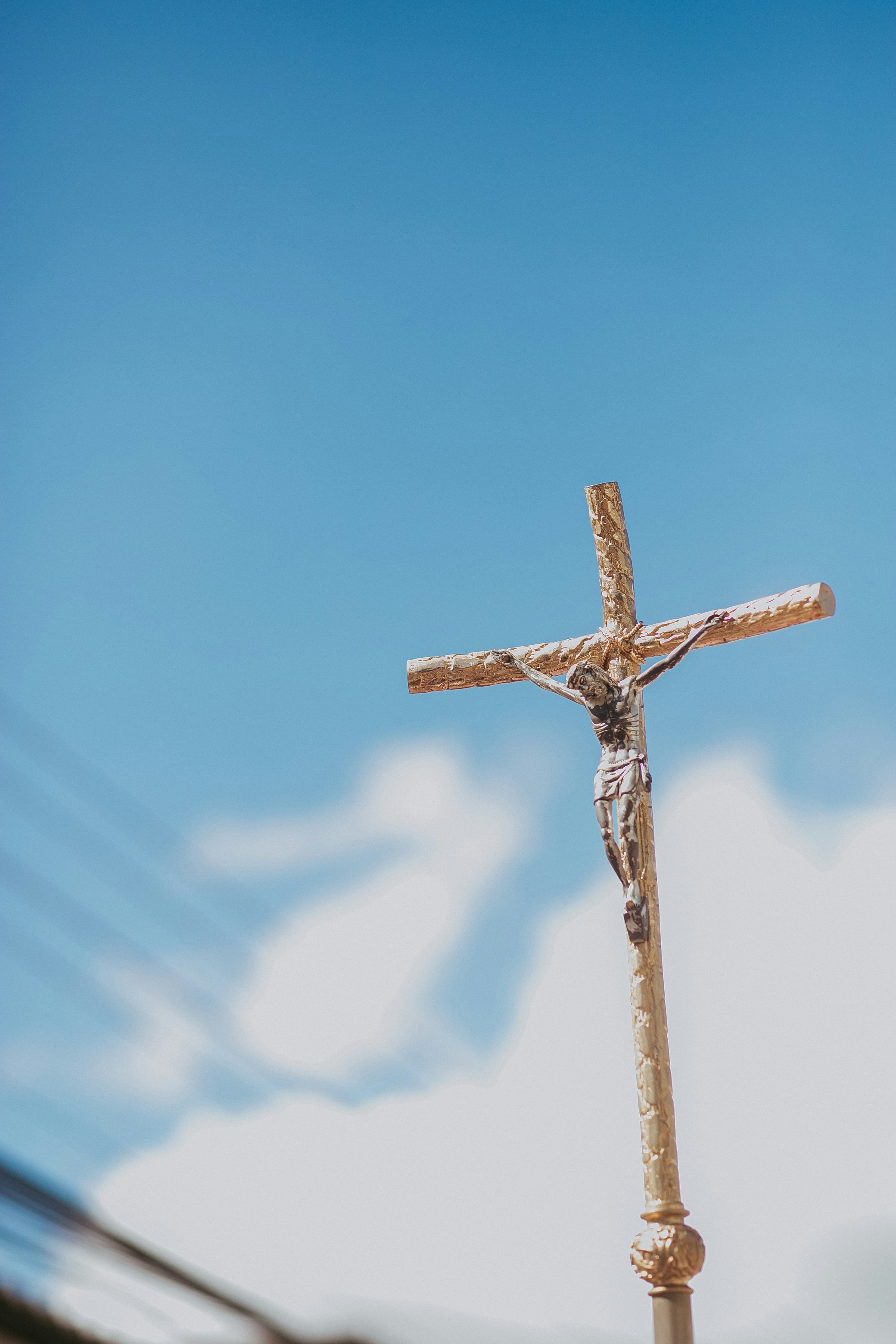 Un crucifijo de madera con un fondo de cielo