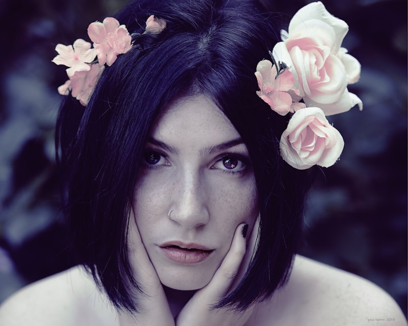 Mujer hermosa con flor en el cabello