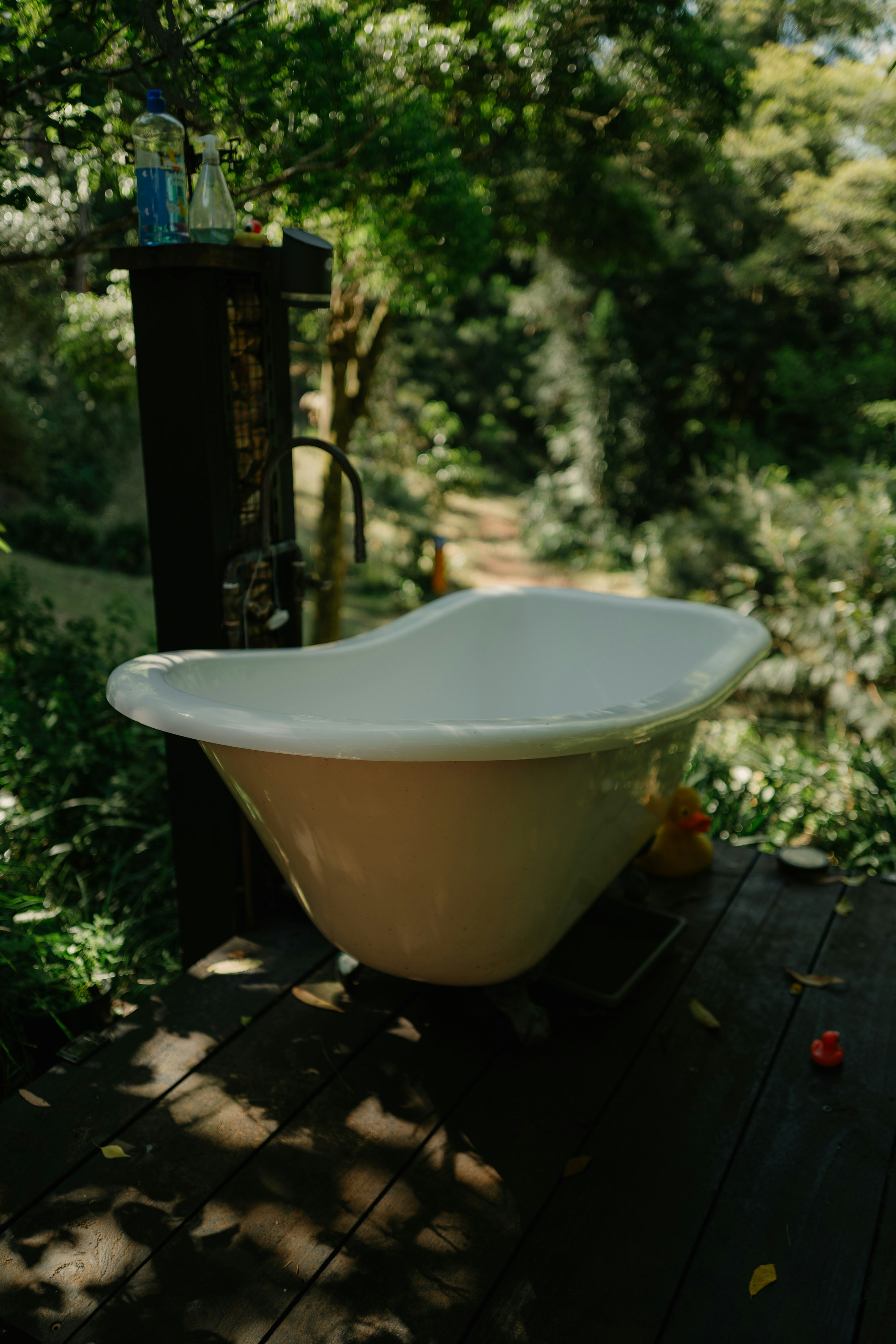 Eine Badewanne, die auf einer Holzterrasse sitzt