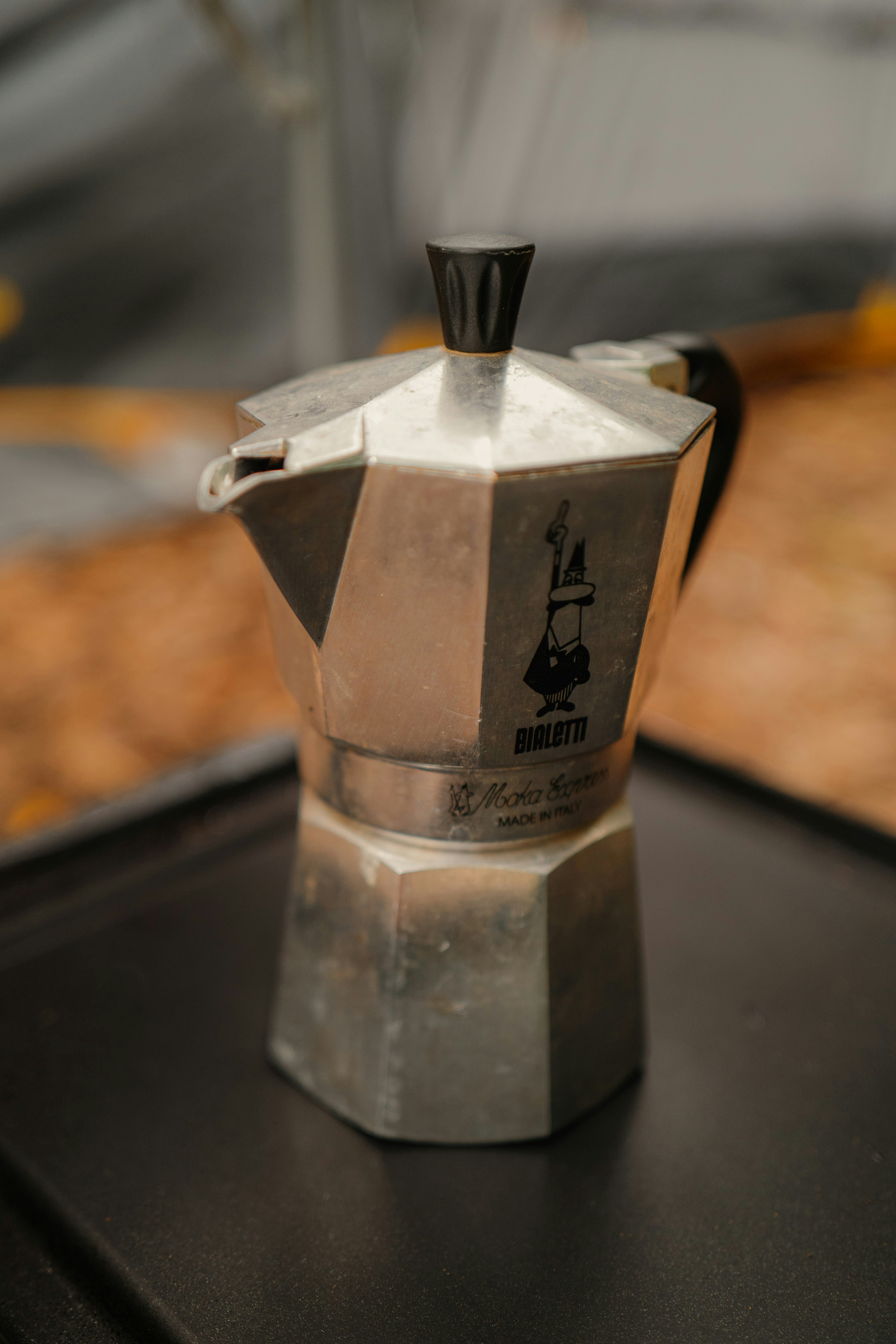 Eine Kaffeekanne, die auf einem Tisch steht