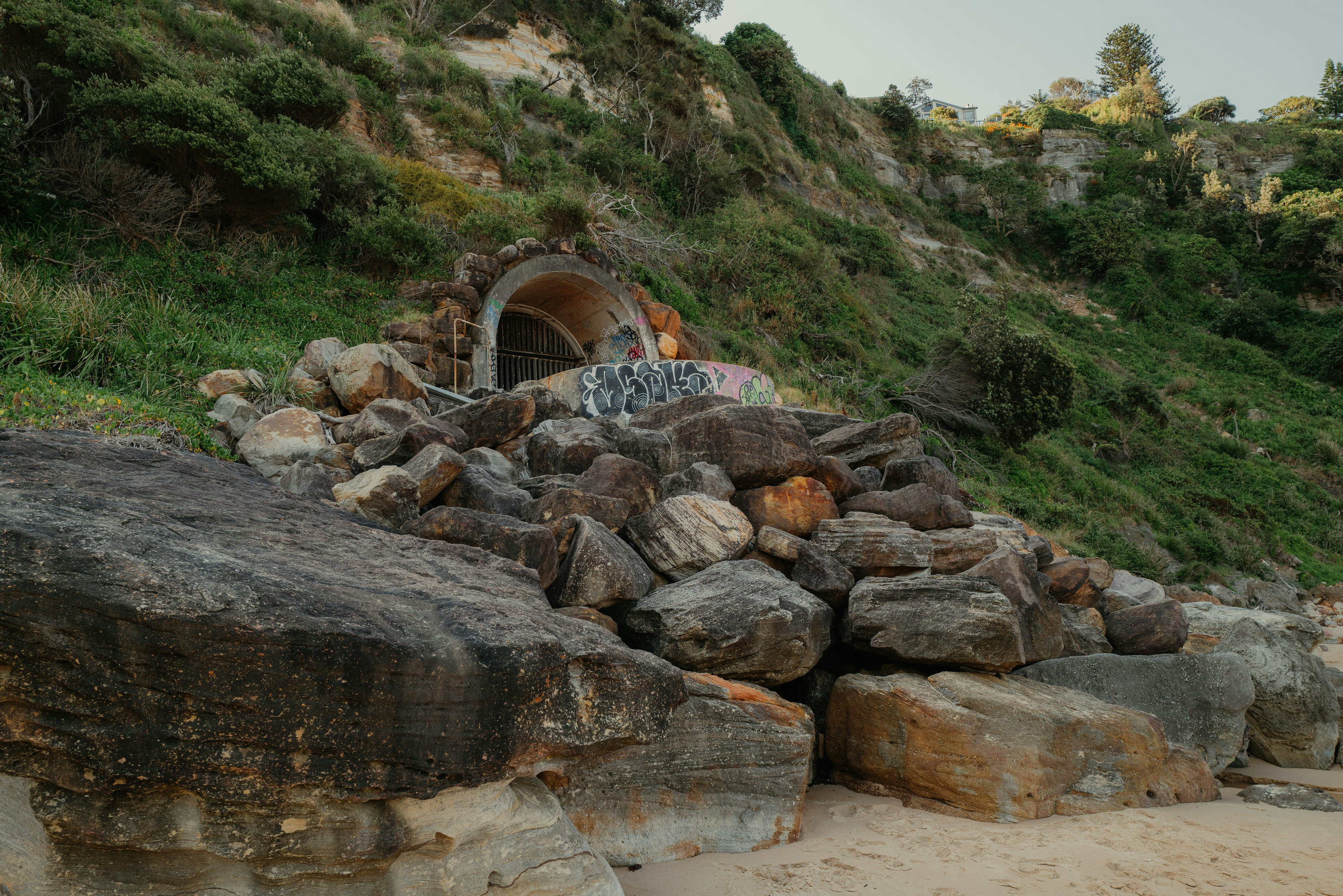 Ein Haufen Steine, der auf einem Sandstrand sitzt