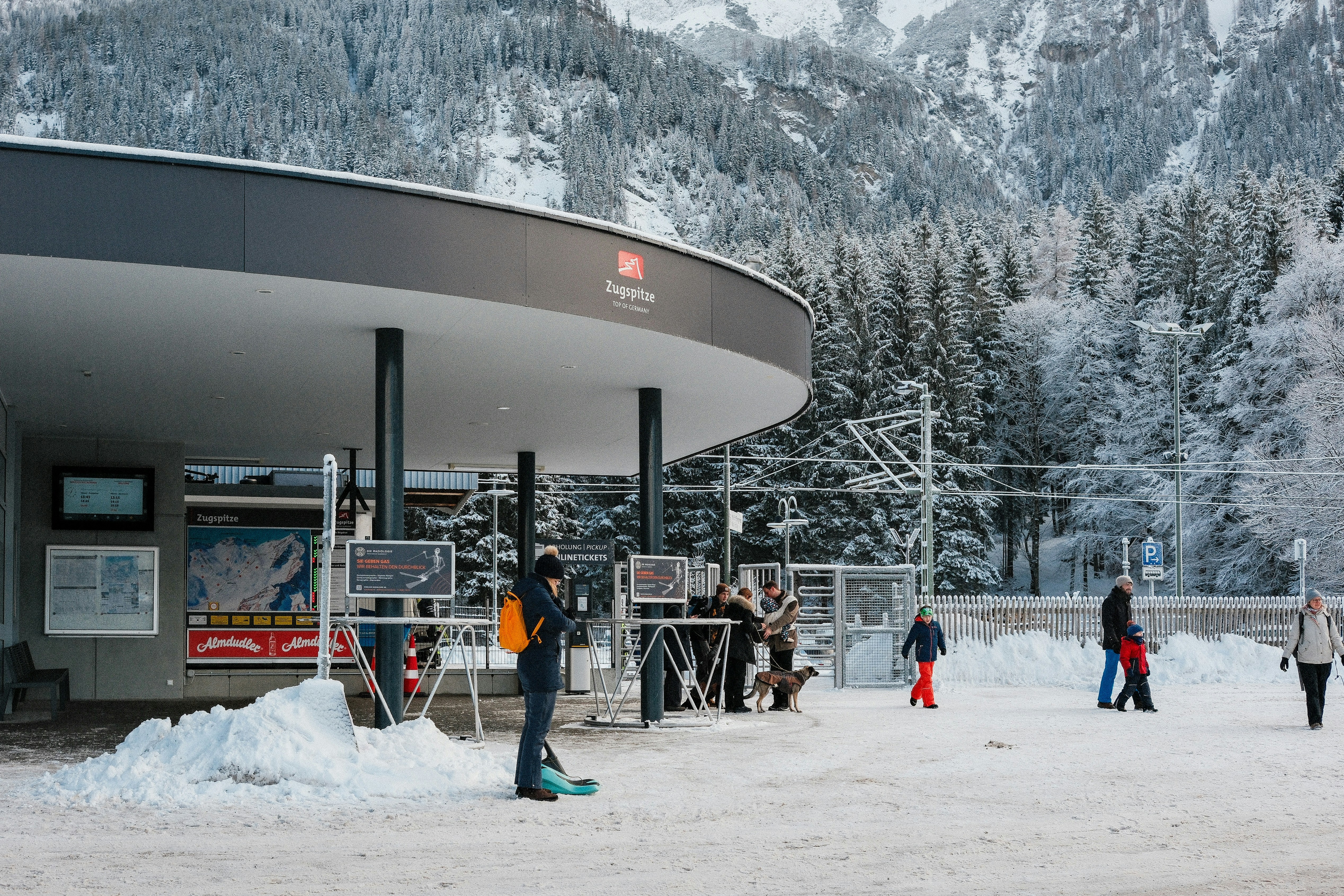 Eine Gruppe von Menschen, die vor einem Gebäude im Schnee stehen
