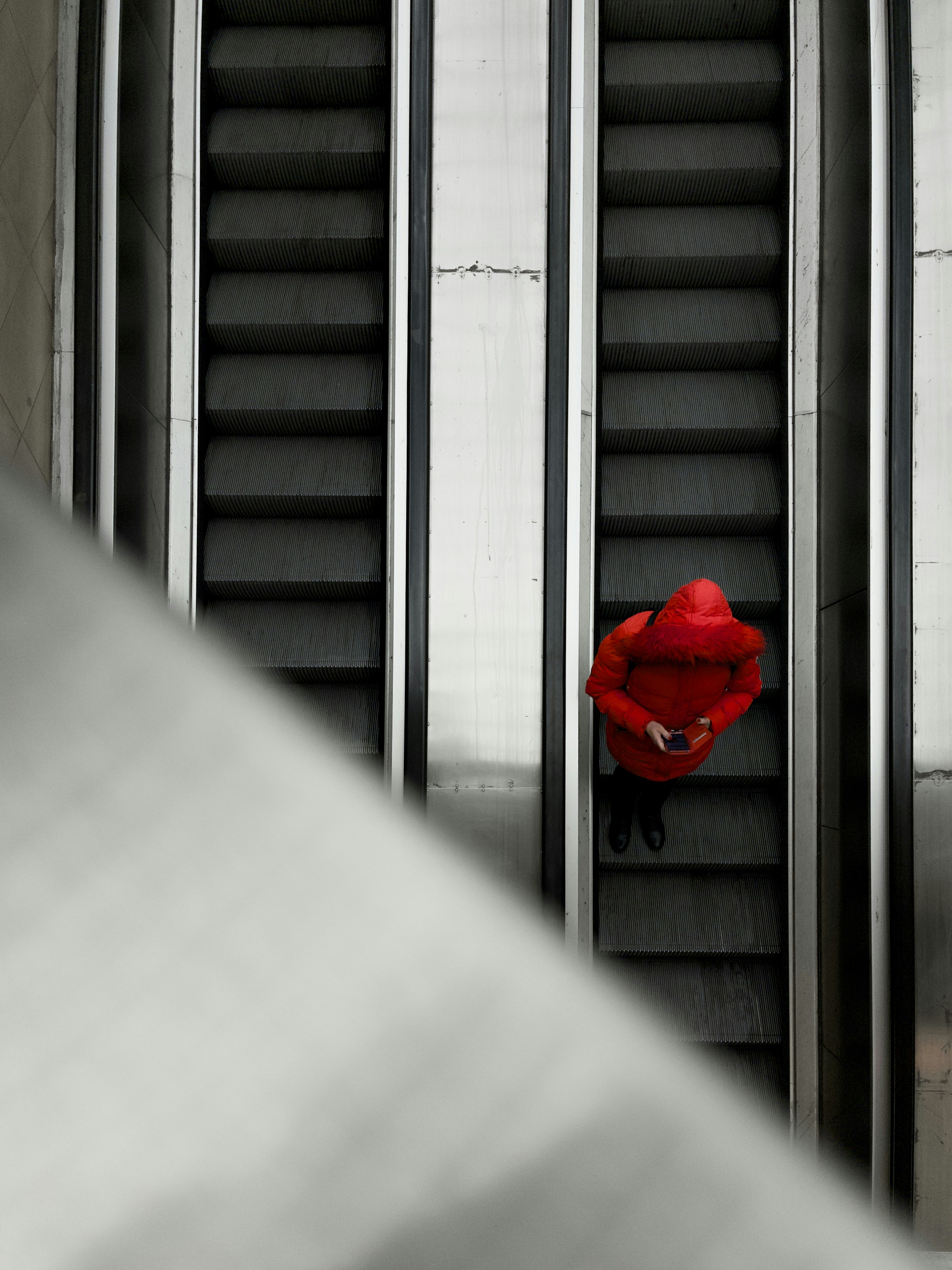 Un ombrello rosso seduto sul lato di un edificio