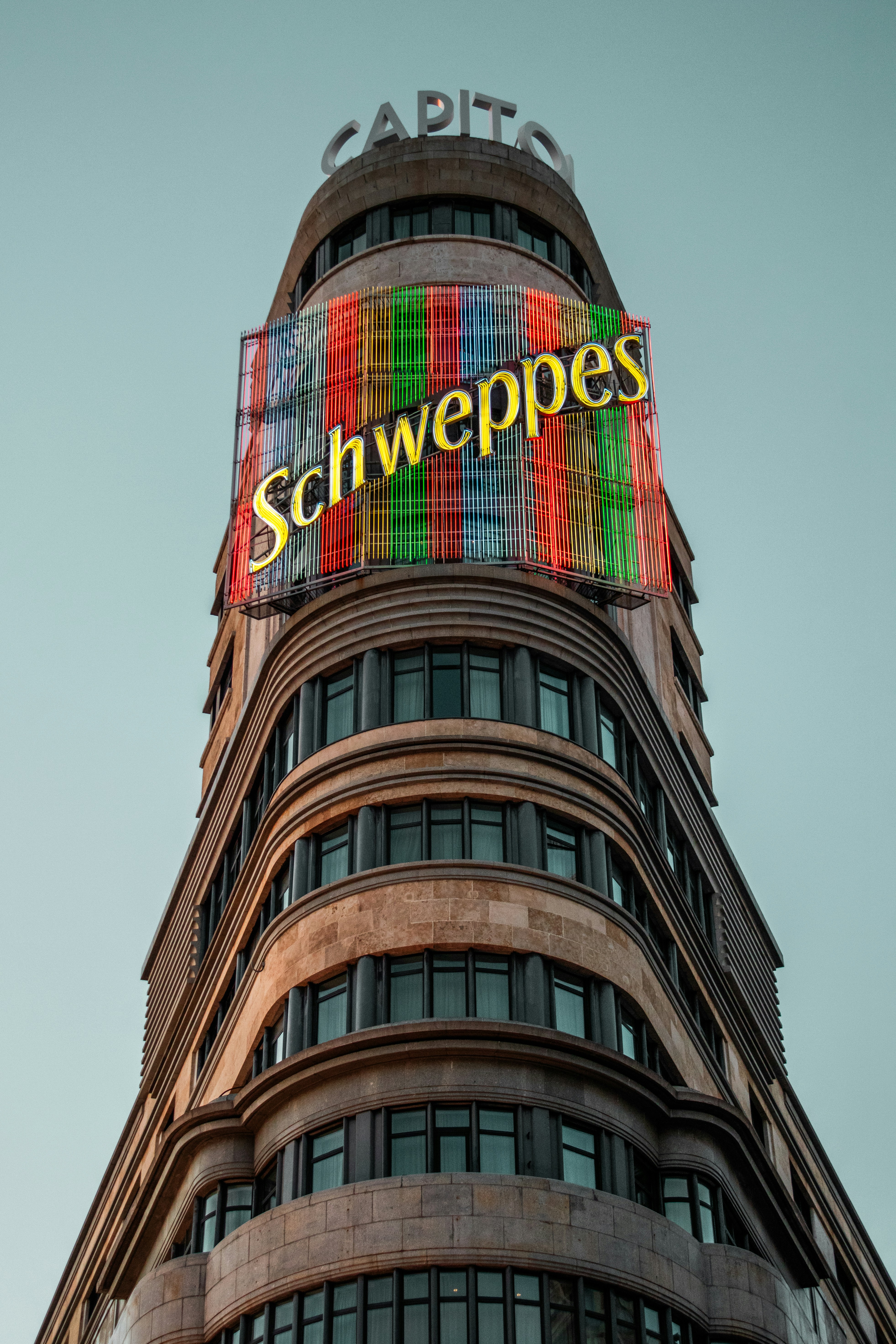 Un edificio alto con un'insegna in cima