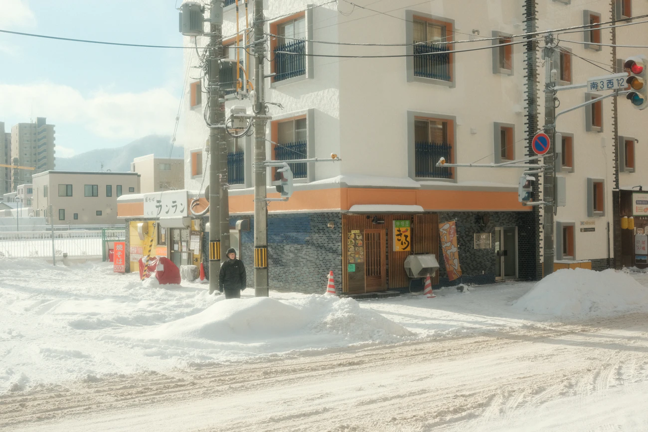 雪が積もる札幌の街路と建物
