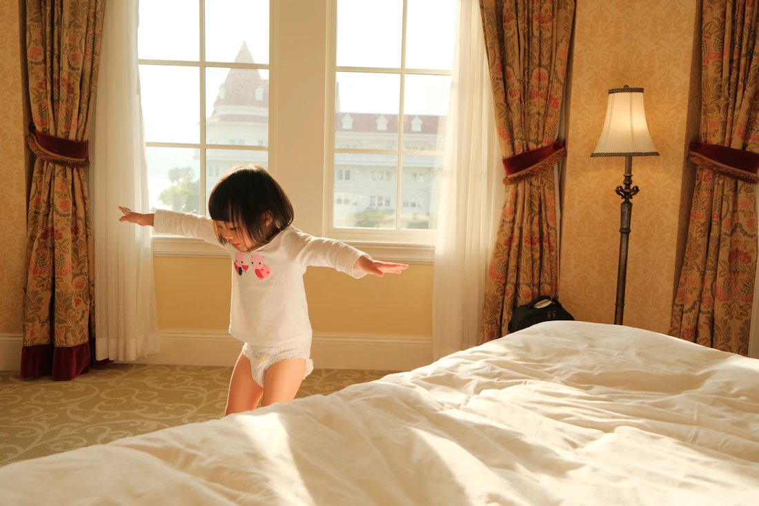 Enfant dans une chambre d'hôtel