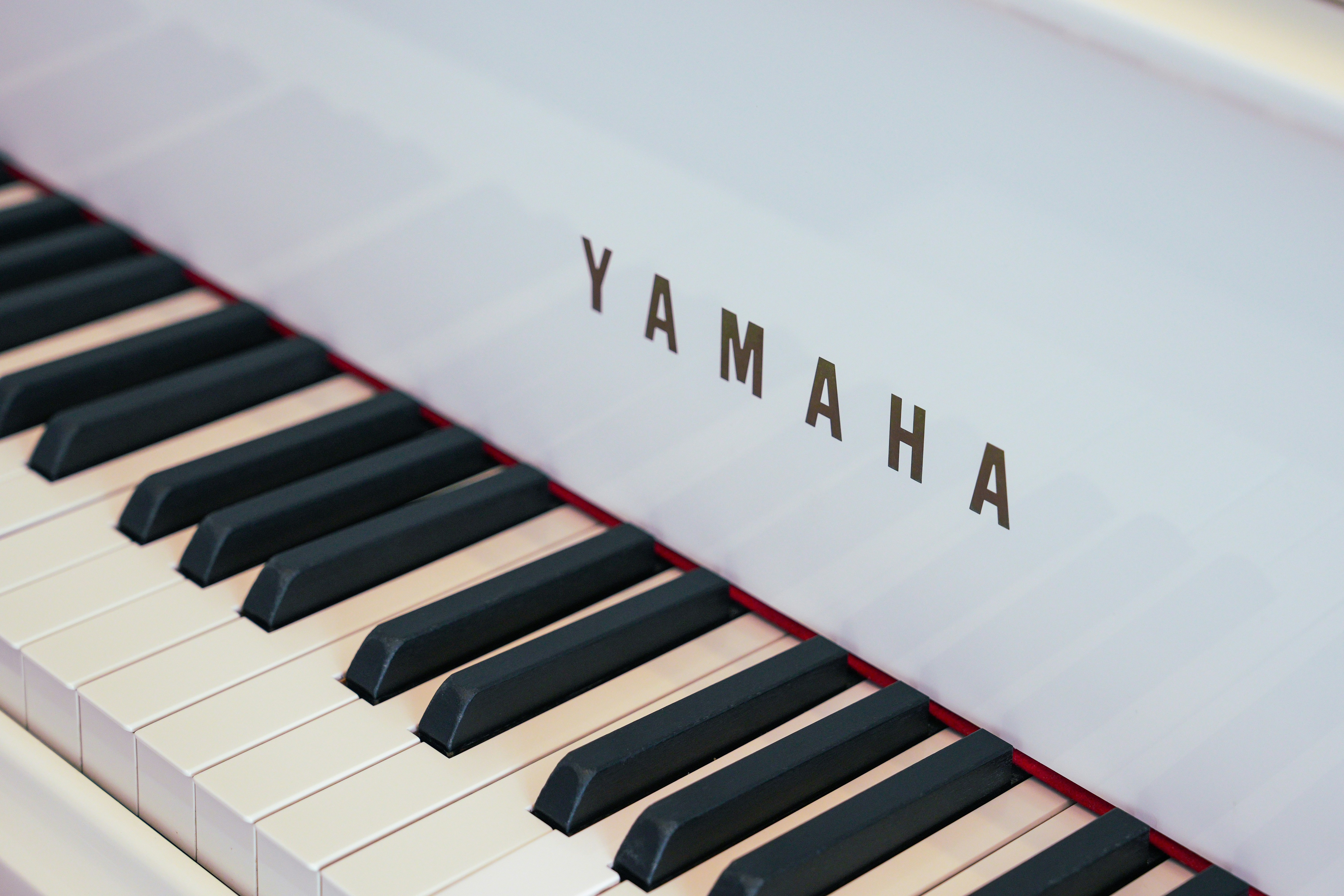 A close up of a piano with the name yamaha on it