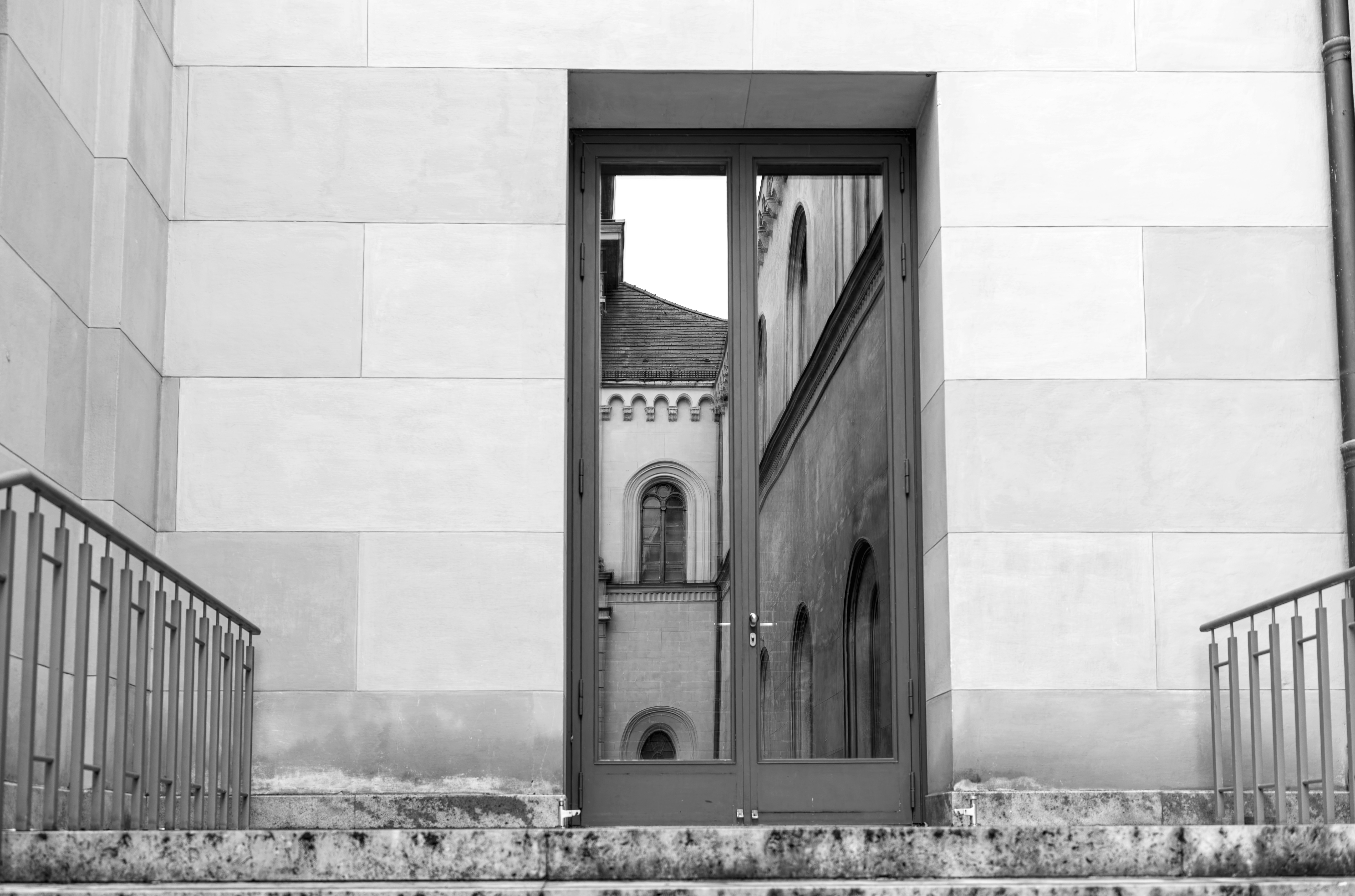Uma foto em preto e branco de uma porta aberta