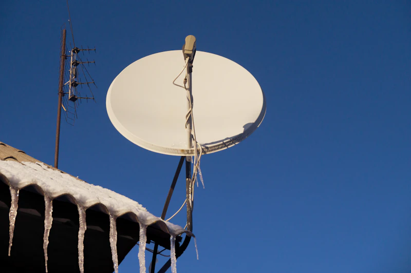 Antena satelitarna zamontowana na dachu budynku