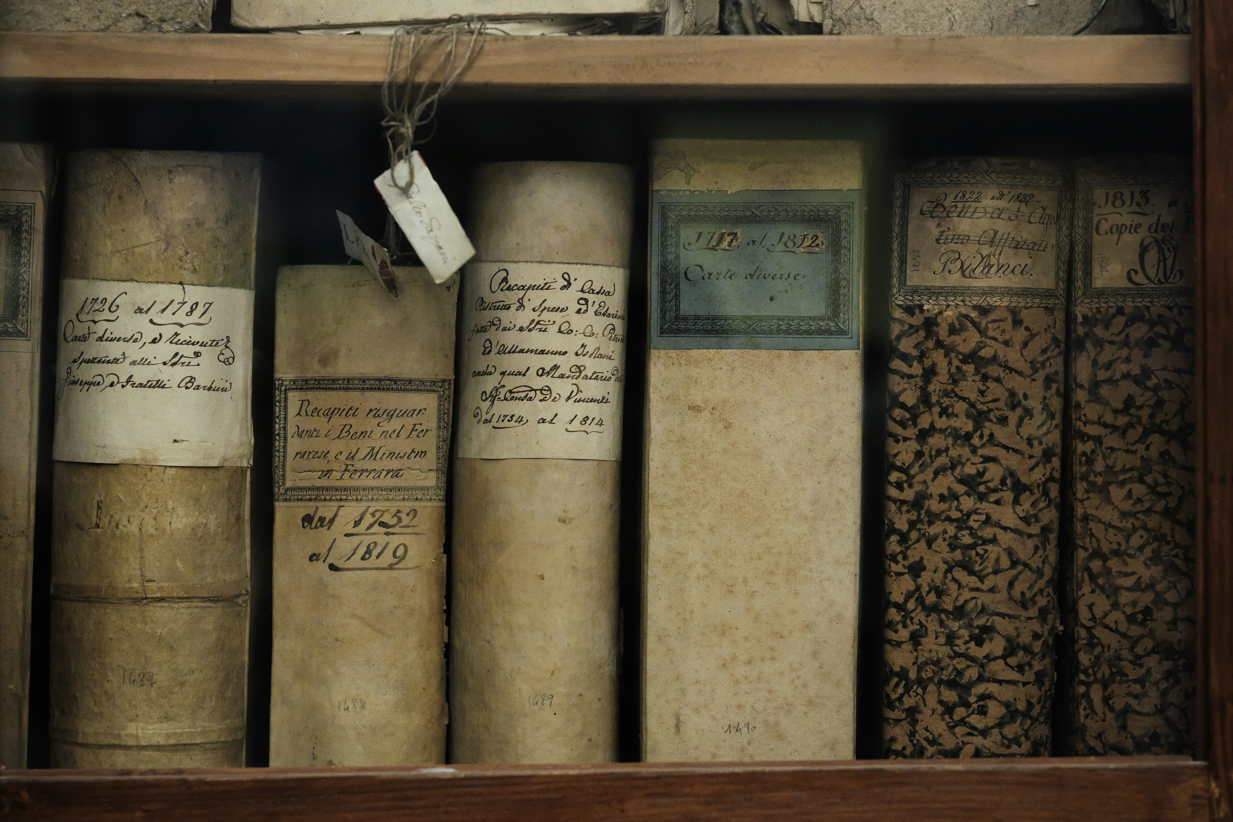 Servet-i Fünun edebiyatının ağır dilini ve sanatlı üslubunu simgeleyen; üzerinde hokka, tüy kalem ve eski el yazması kitapların bulunduğu nostaljik bir çalışma masası.