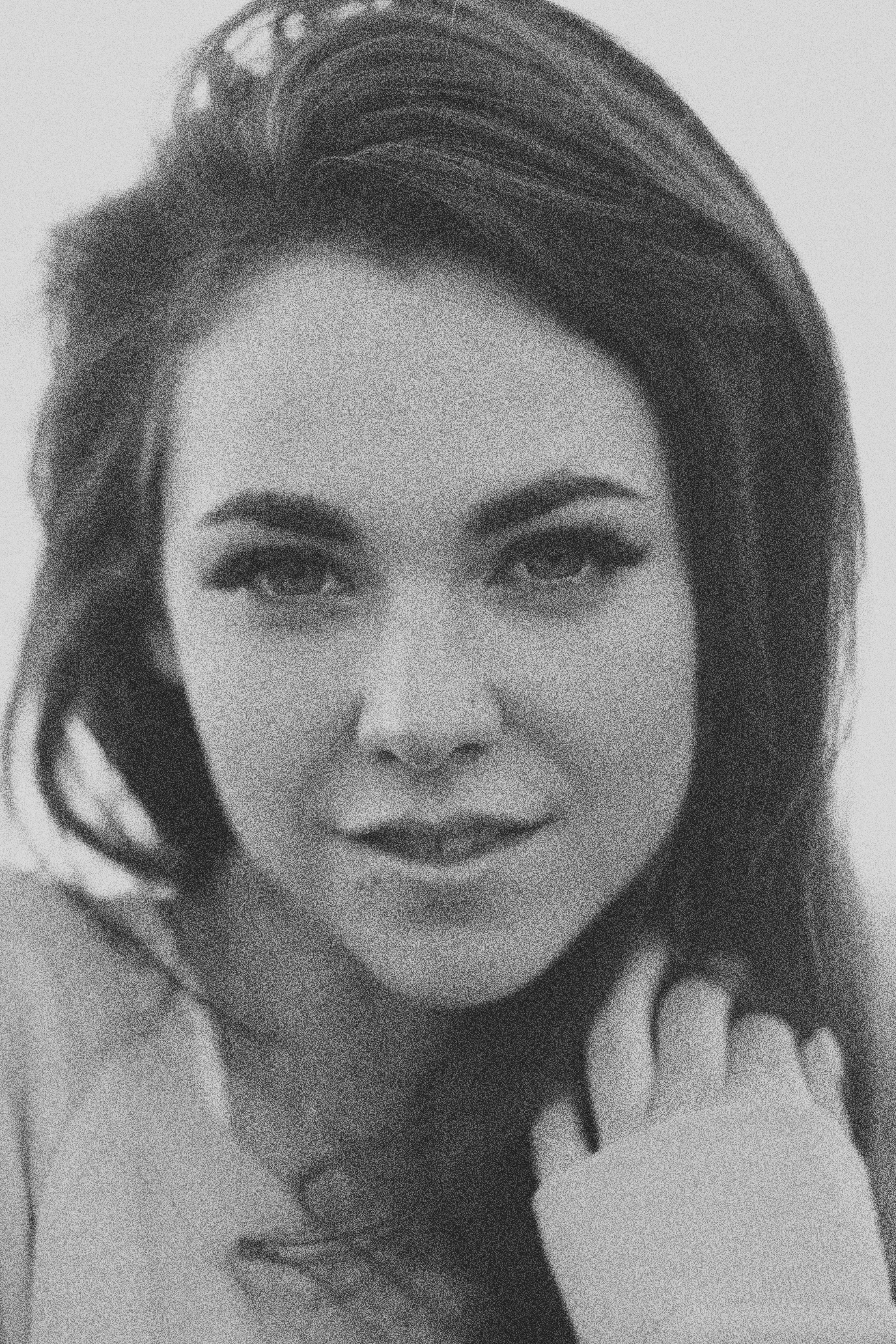 Ein Schwarz-Weiß-Foto einer Frau