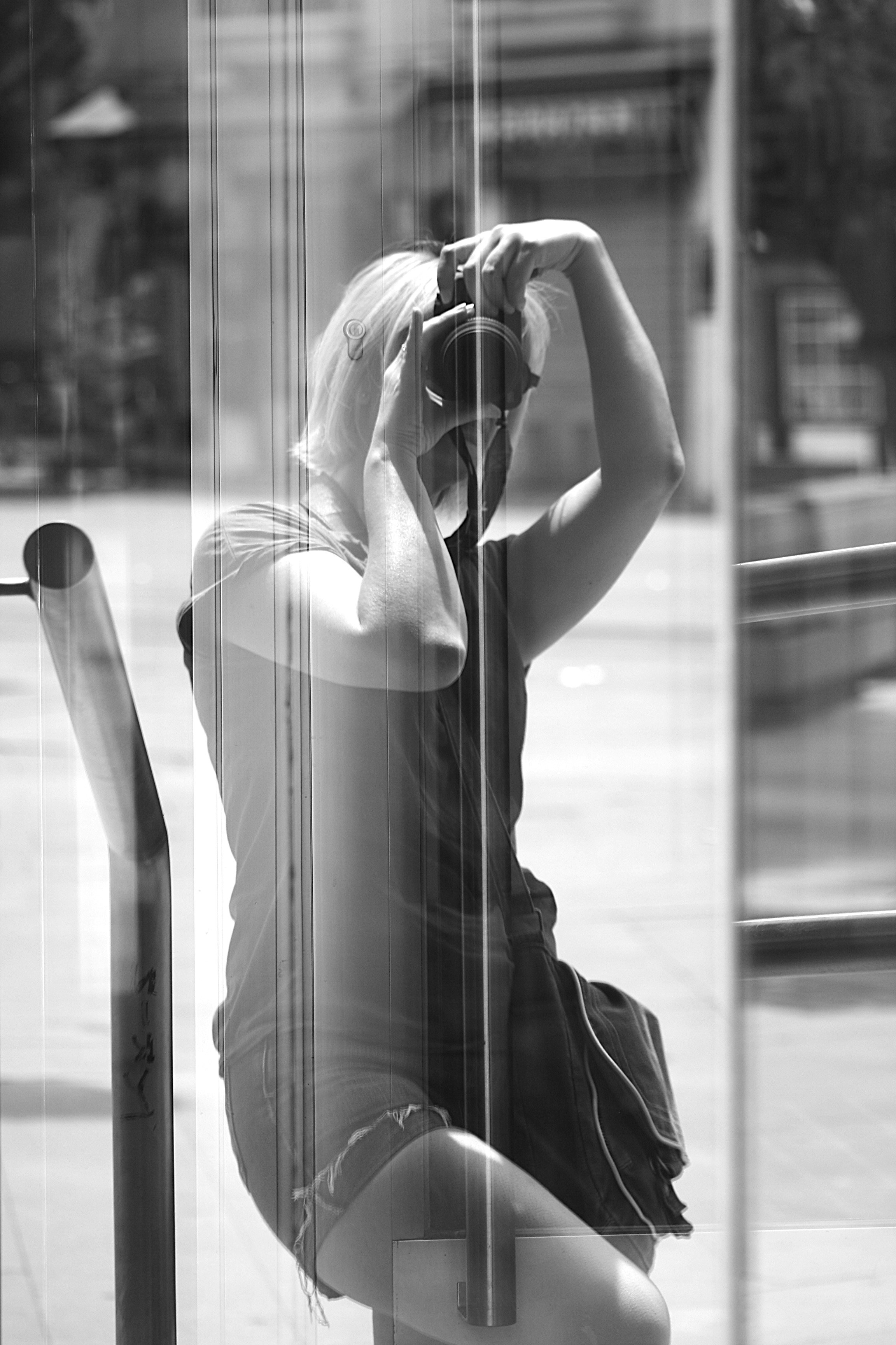 En kvinde der tager billede gennem et vindue