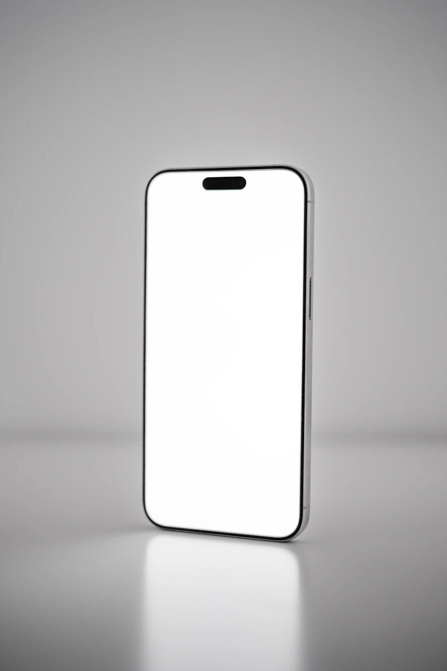 Celular de pie con pantalla en blanco