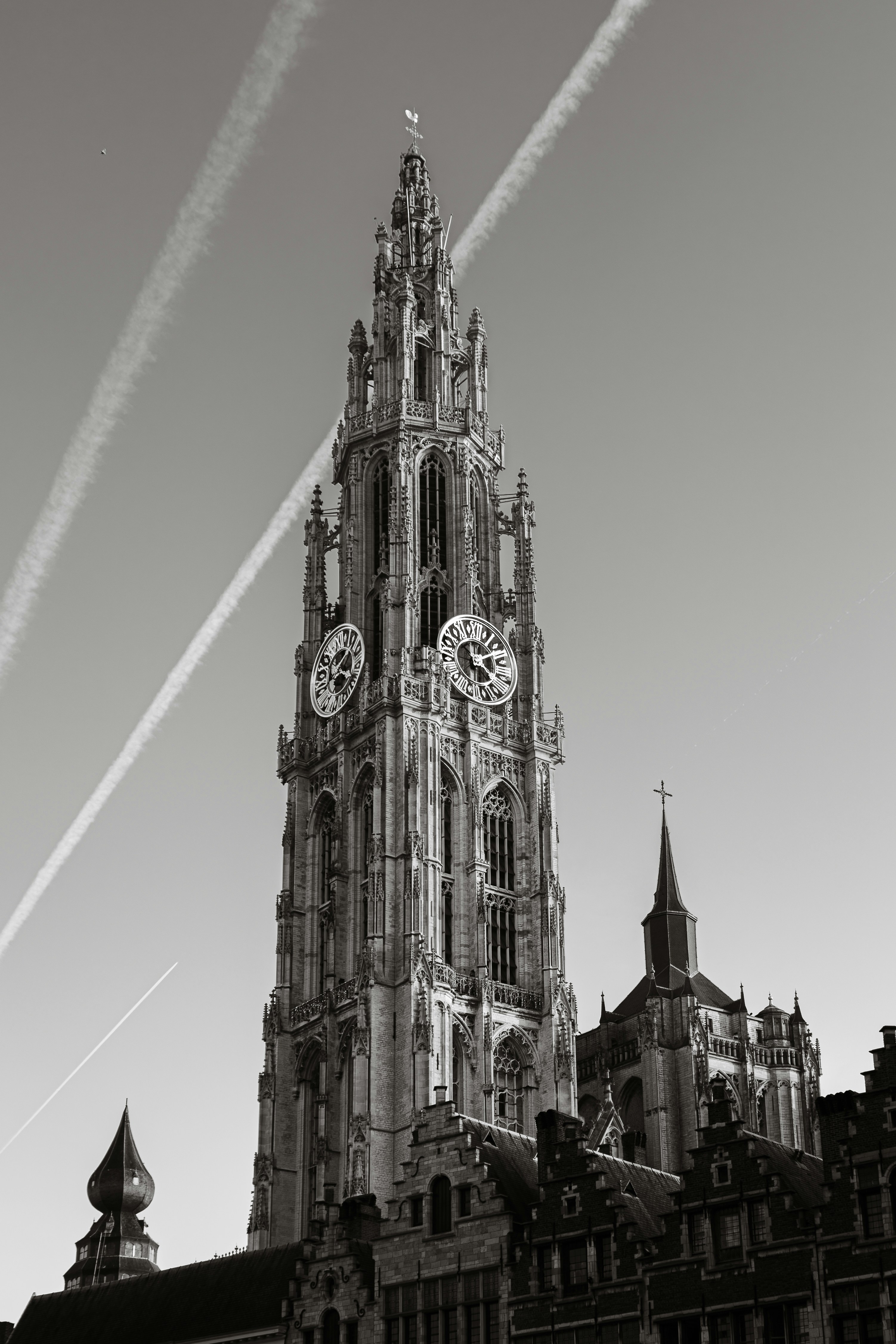 Uma foto em preto e branco de uma torre do relógio