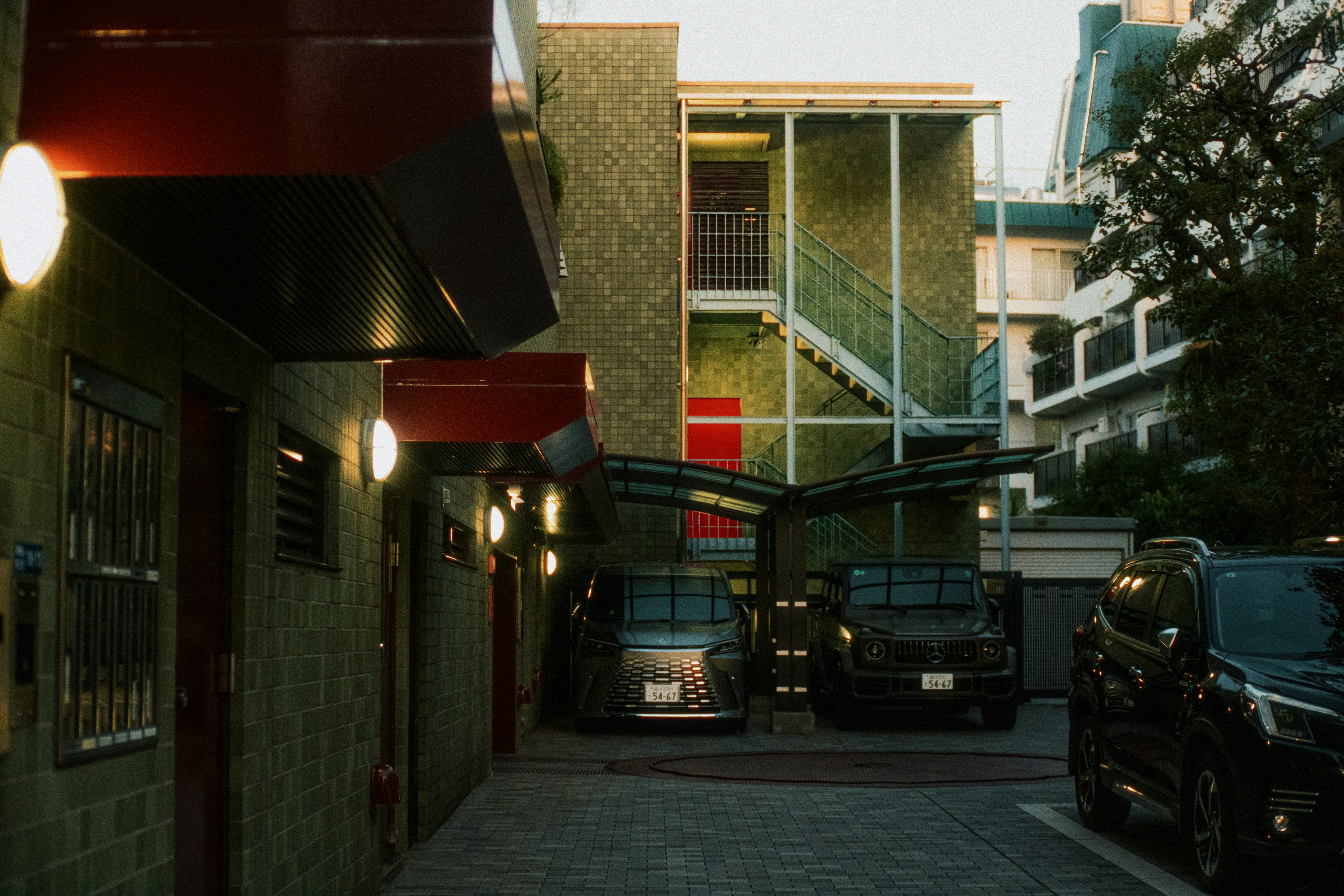 A street with cars parked on the side of it photo – Free City Image on ...