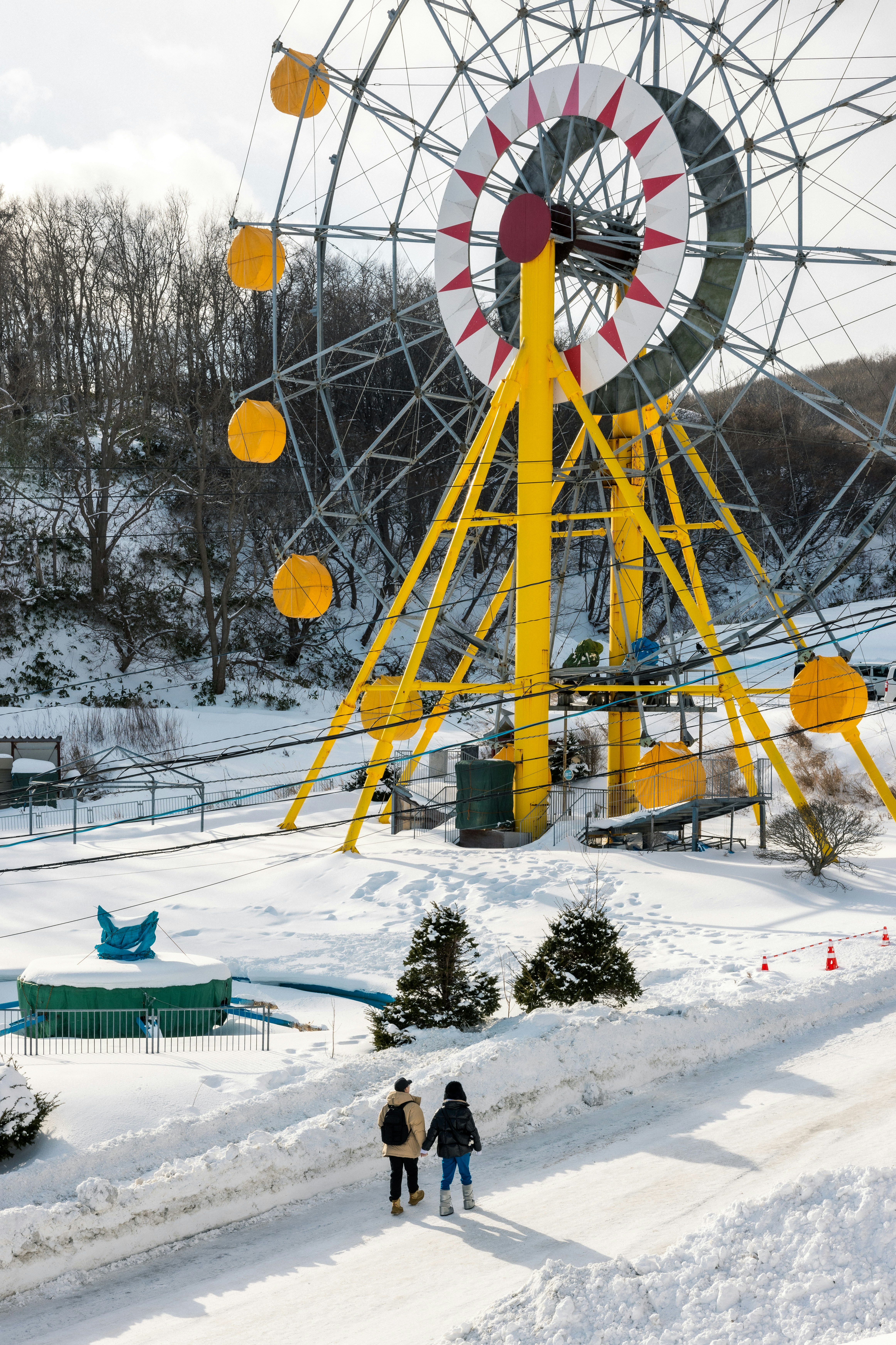 Ein Riesenrad mitten auf einem verschneiten Feld