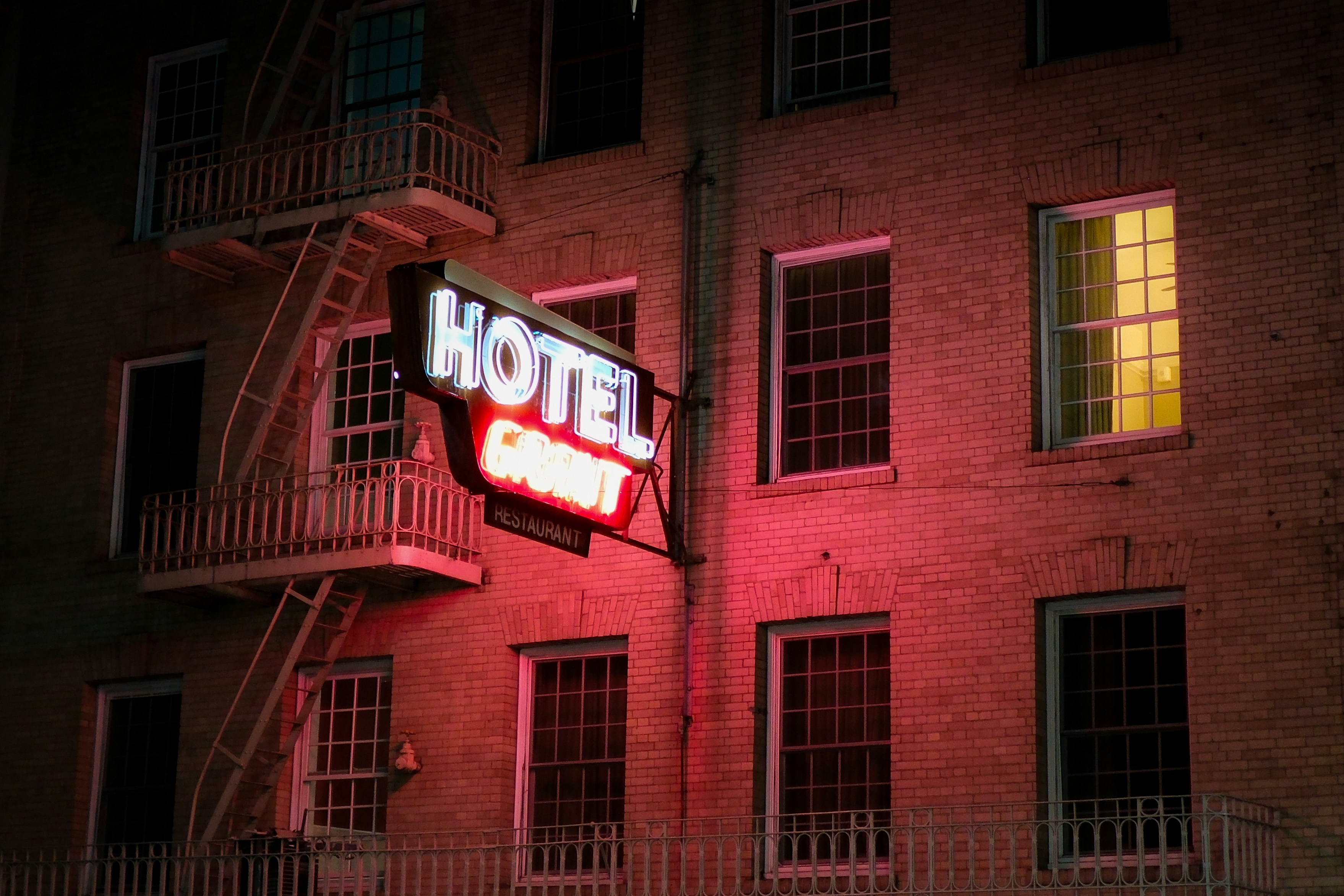 8 Hostel vs Hotel Hidden Costs Beginners Must Consider