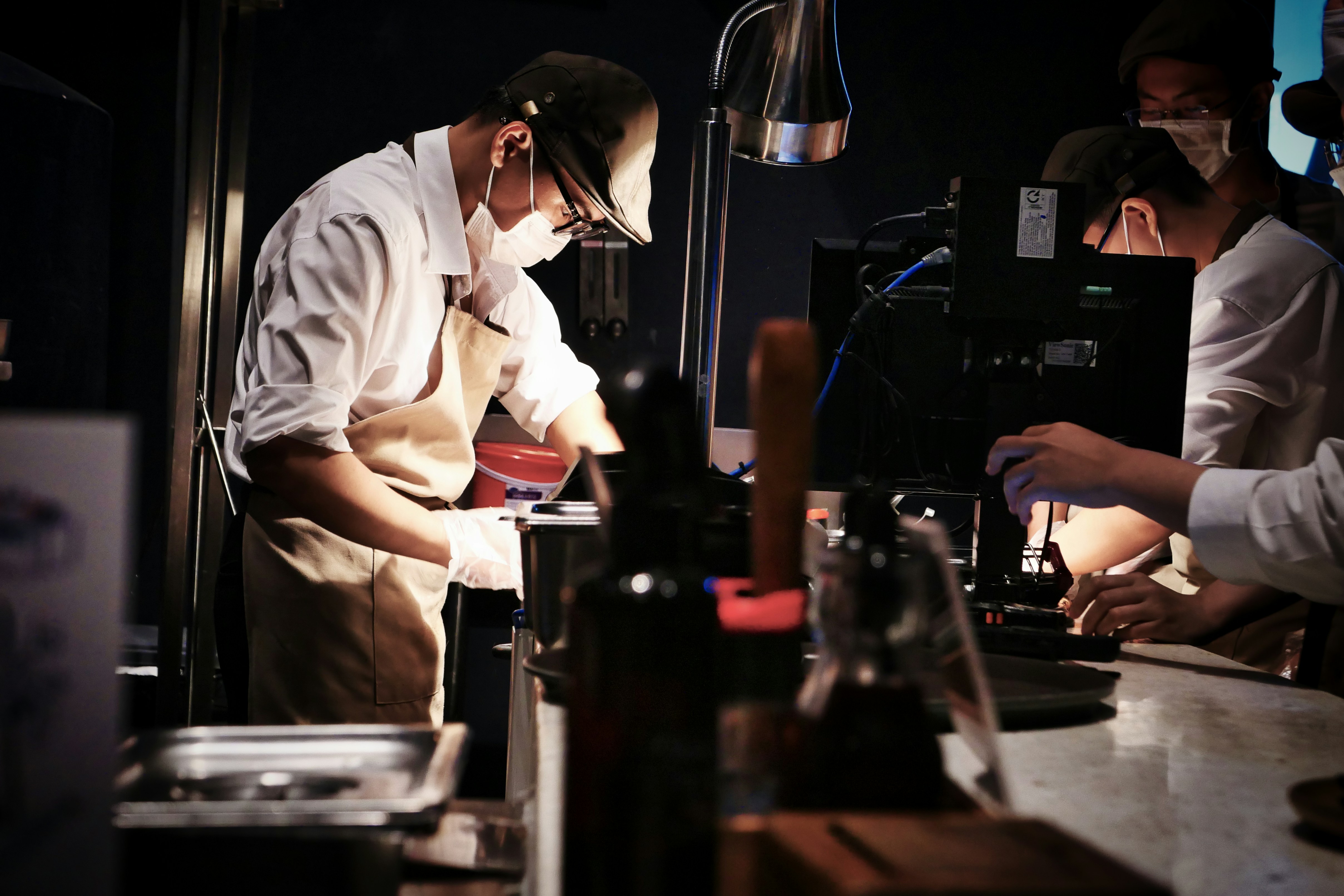 Un groupe de personnes dans une cuisine préparant de la nourriture