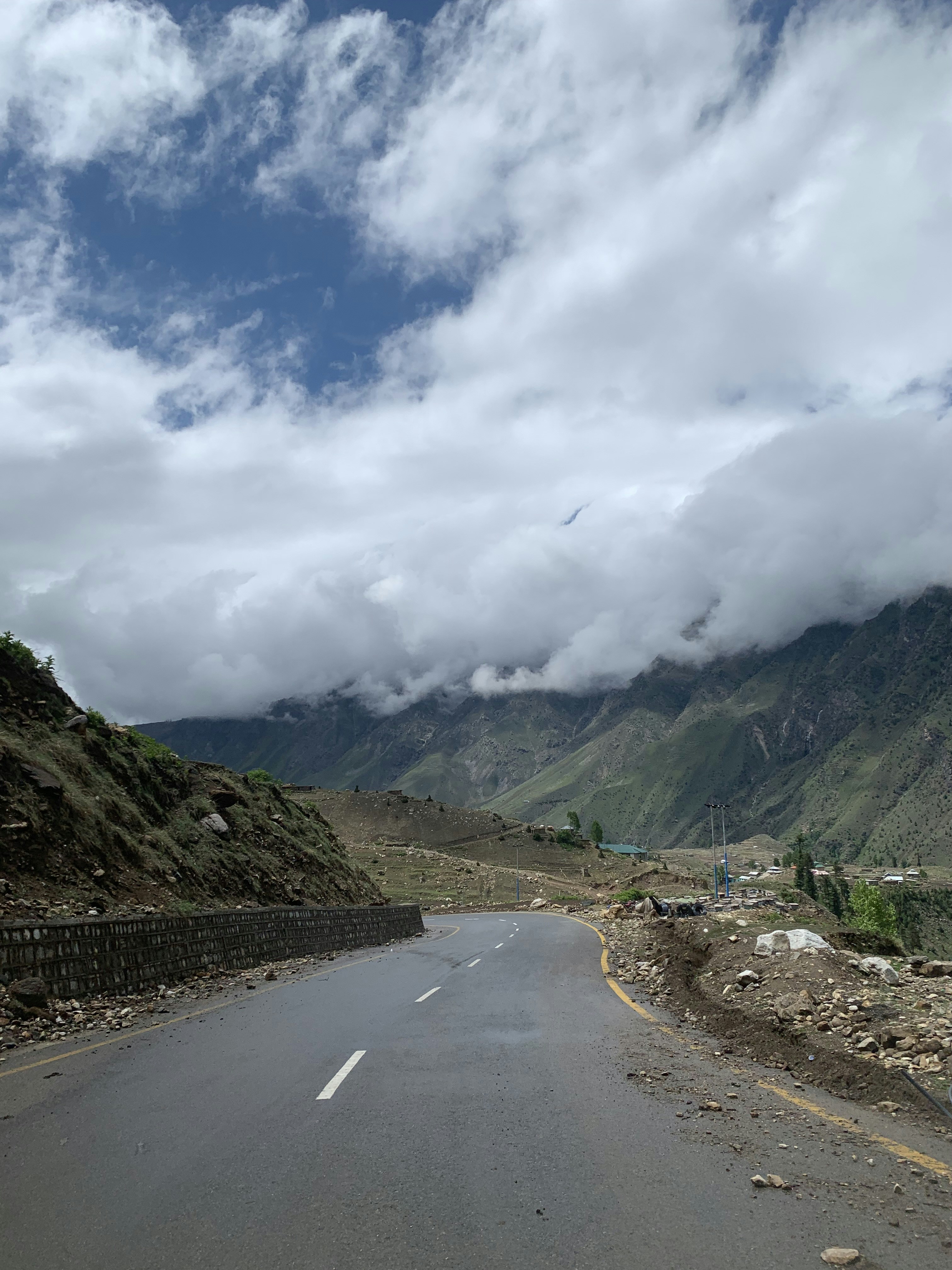 山々を背景にした道路の風景