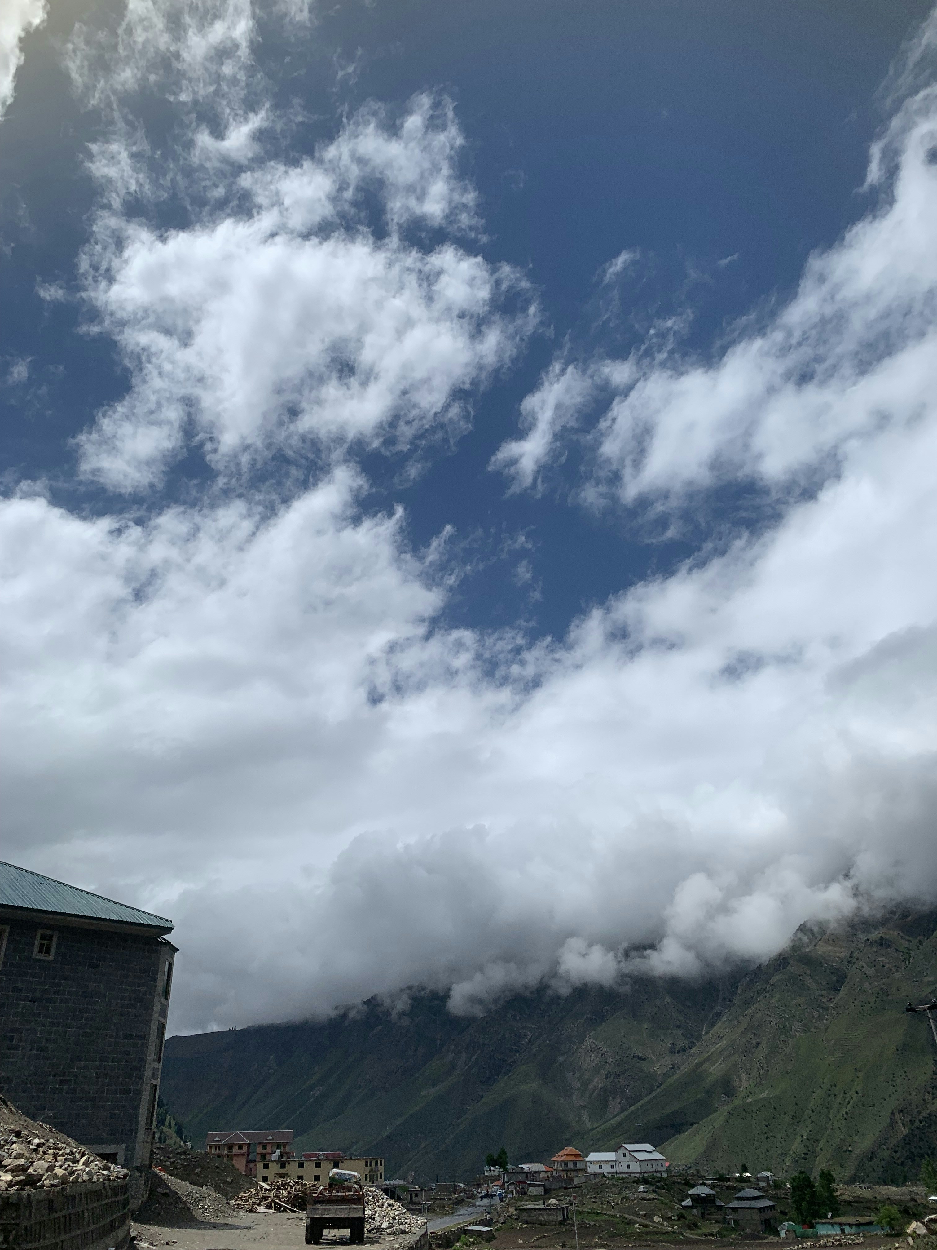 道路脇に佇む小さな建物