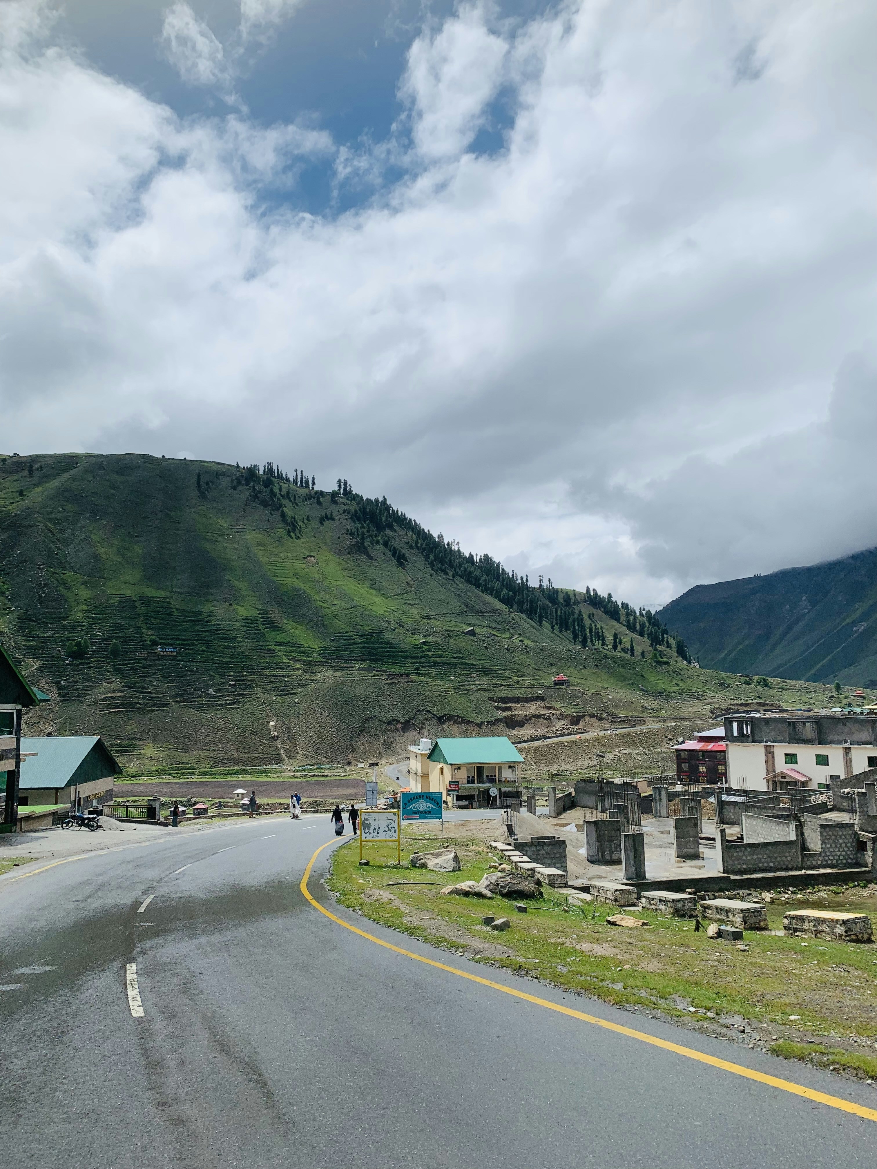 山を背景にした通り