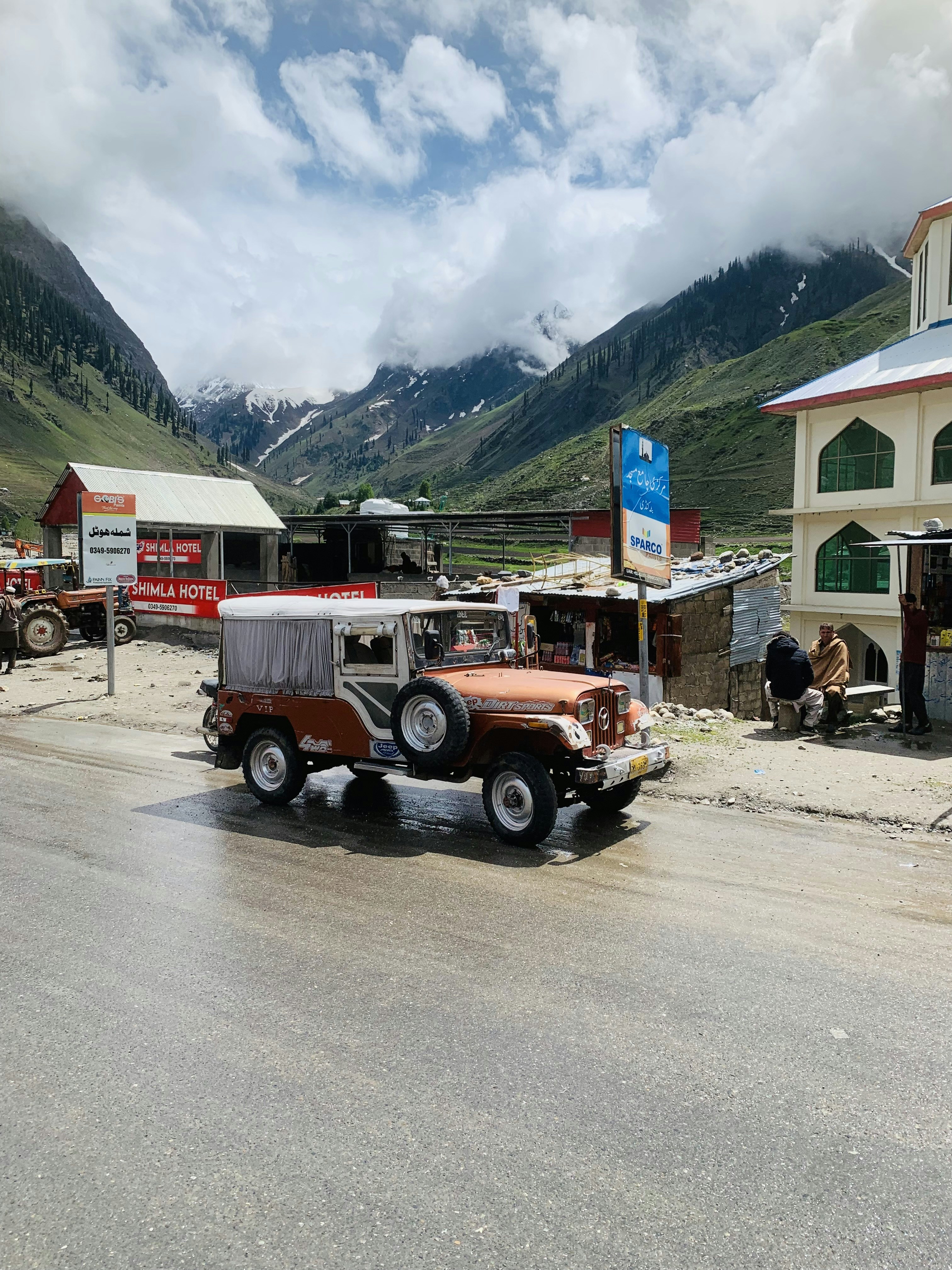 建物の前には古いジープが停まっています