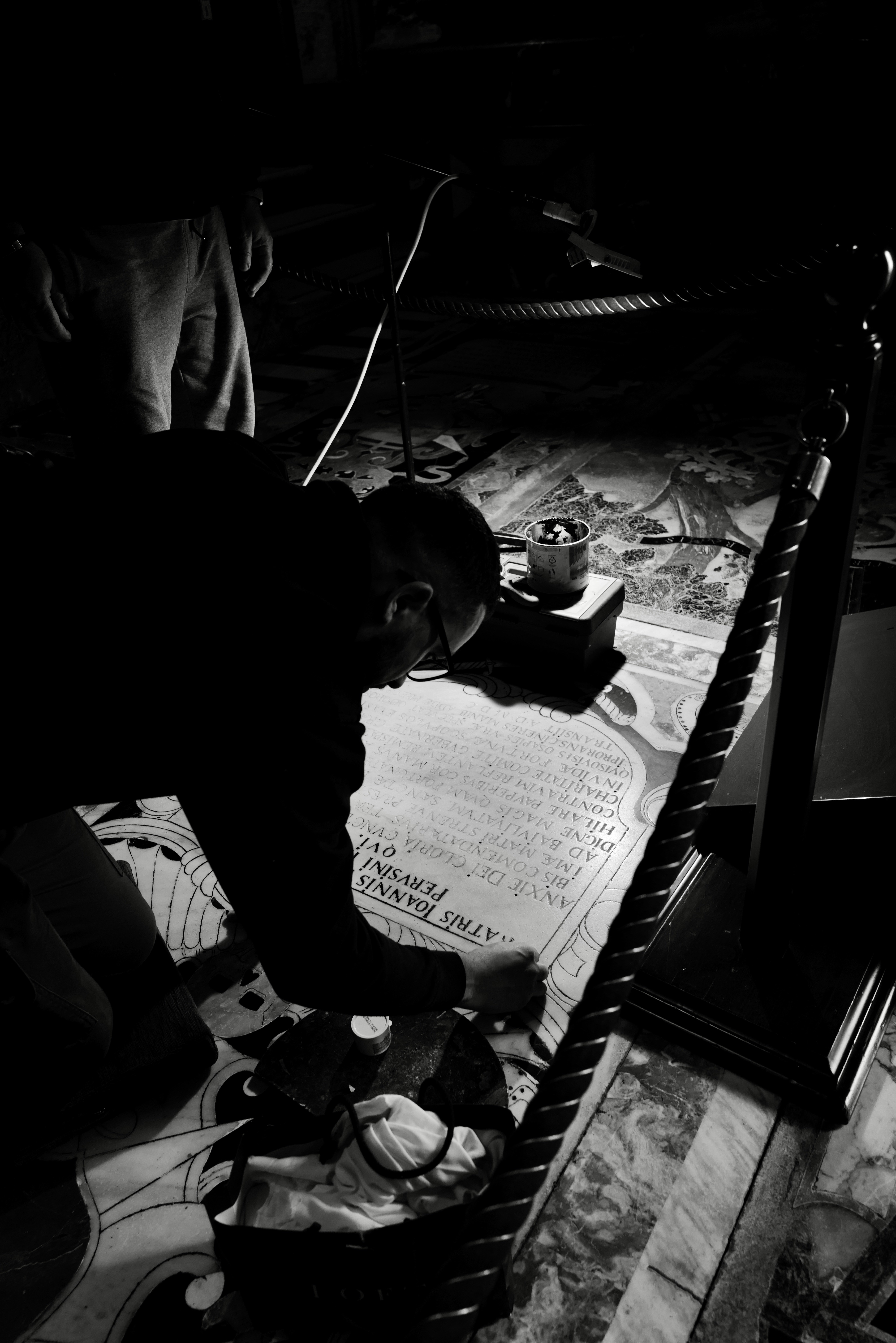 暗い部屋で床に座っている人