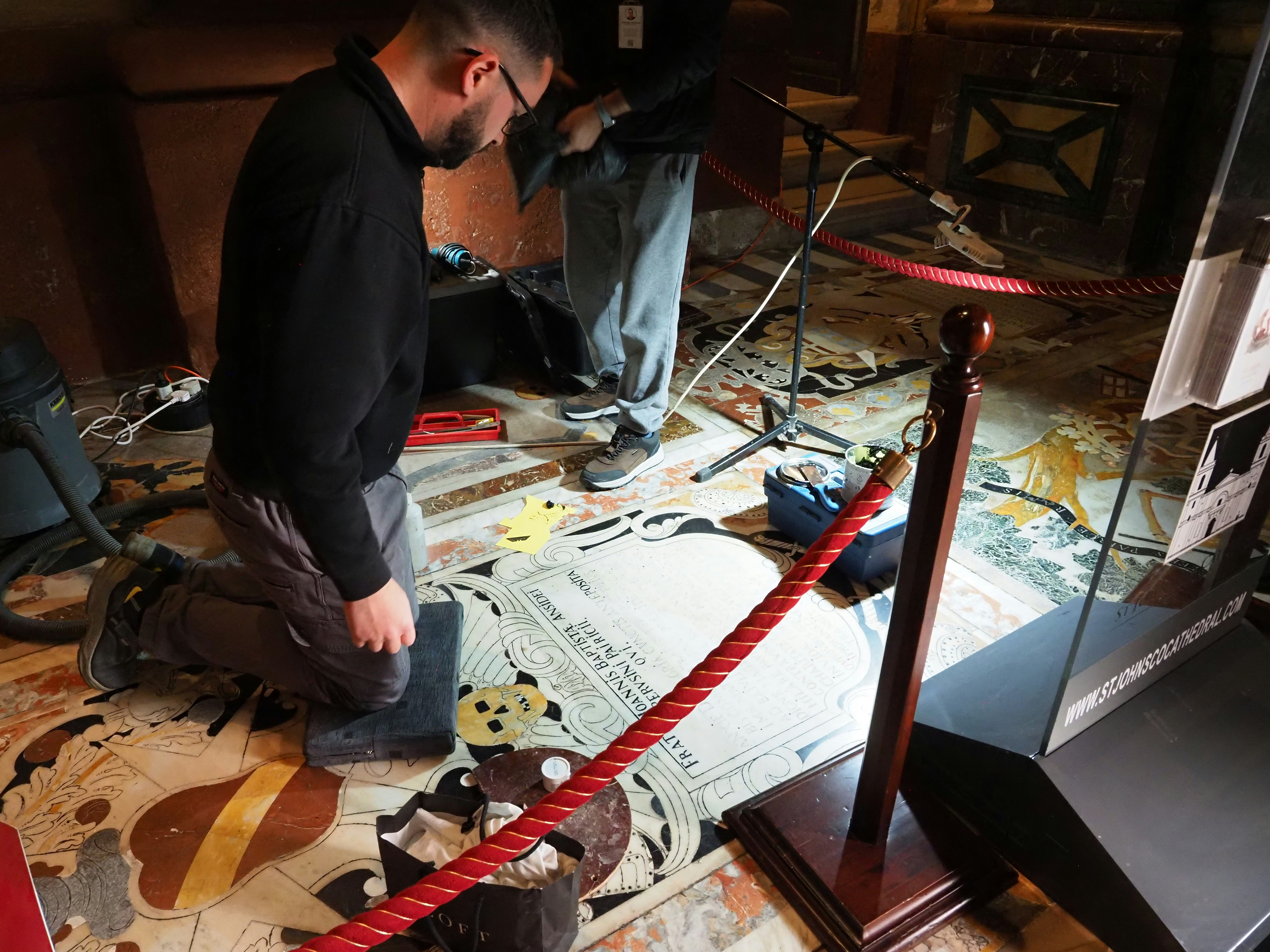 床に座ってプロジェクトに取り組む男性