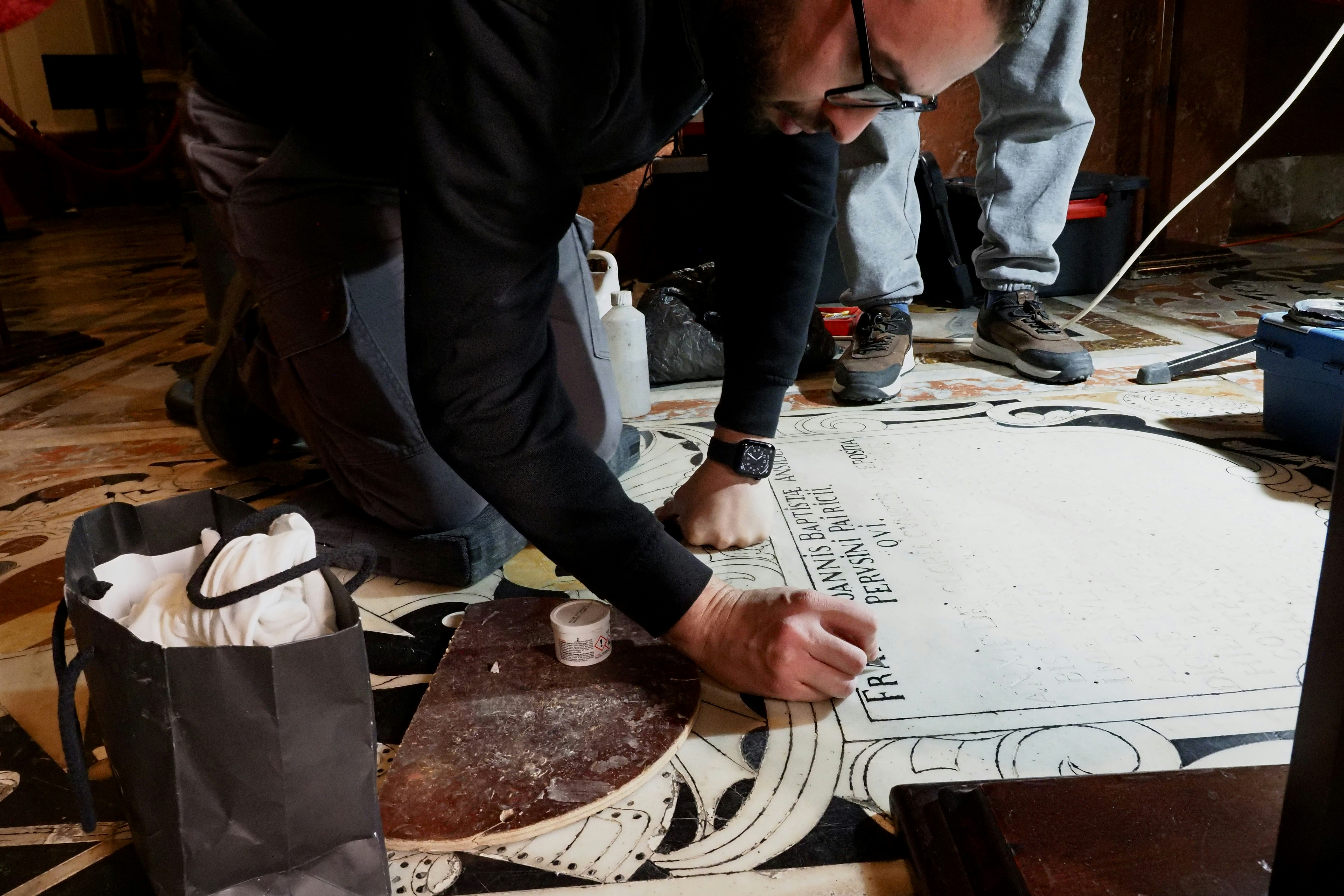 プロジェクトに取り組む男性のグループ