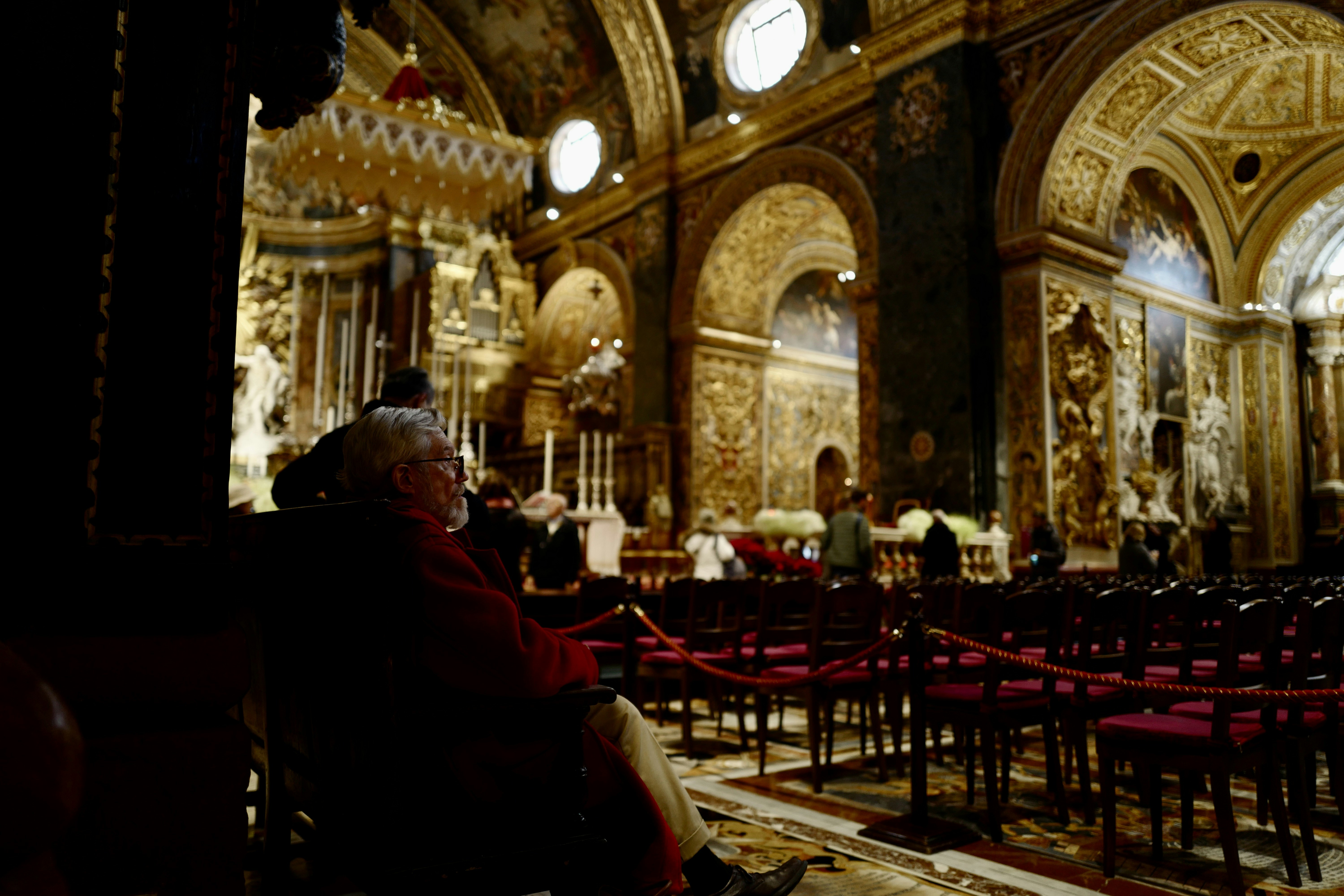 椅子がたくさん置かれた広い部屋