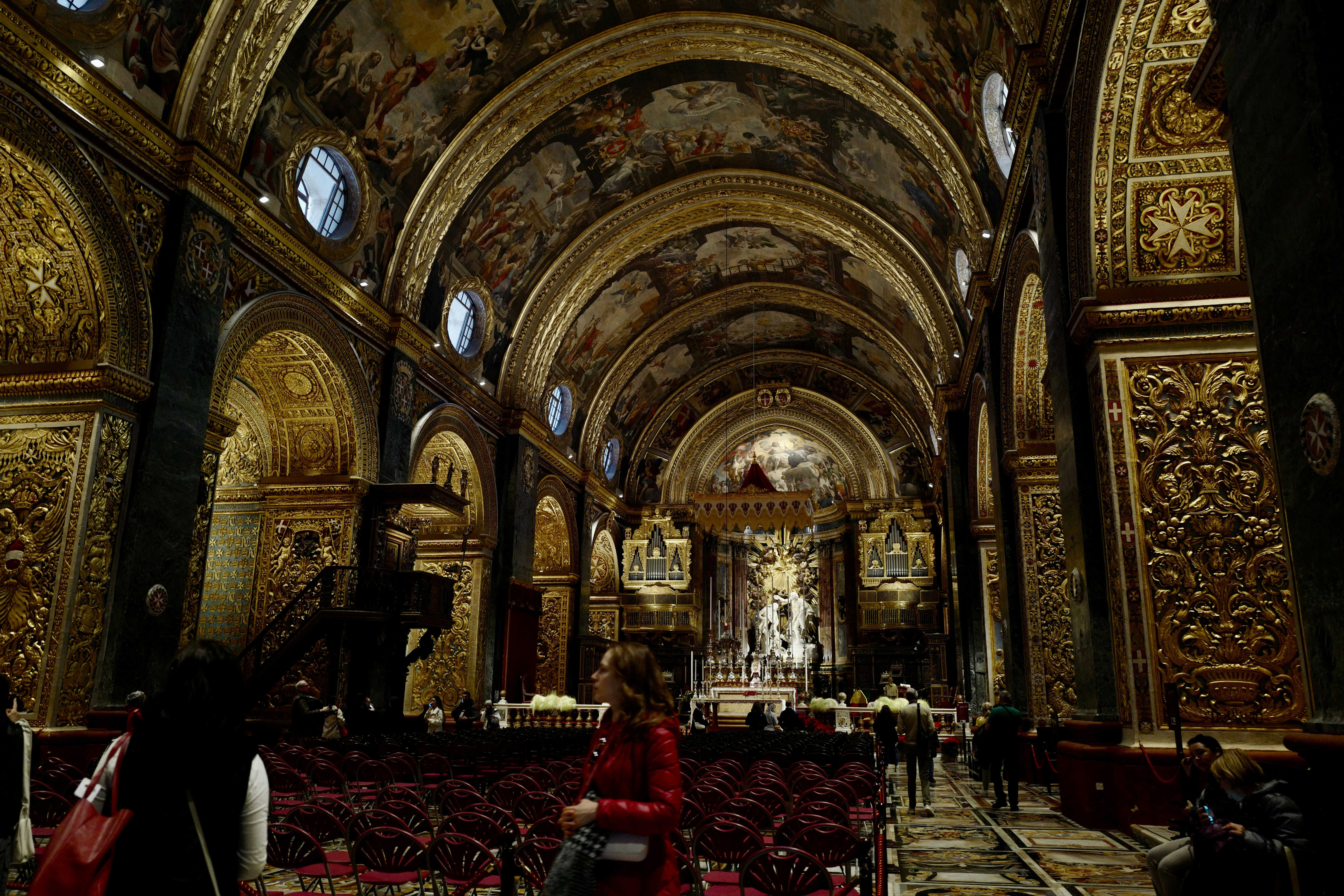金と赤の装飾が施された大きな大聖堂