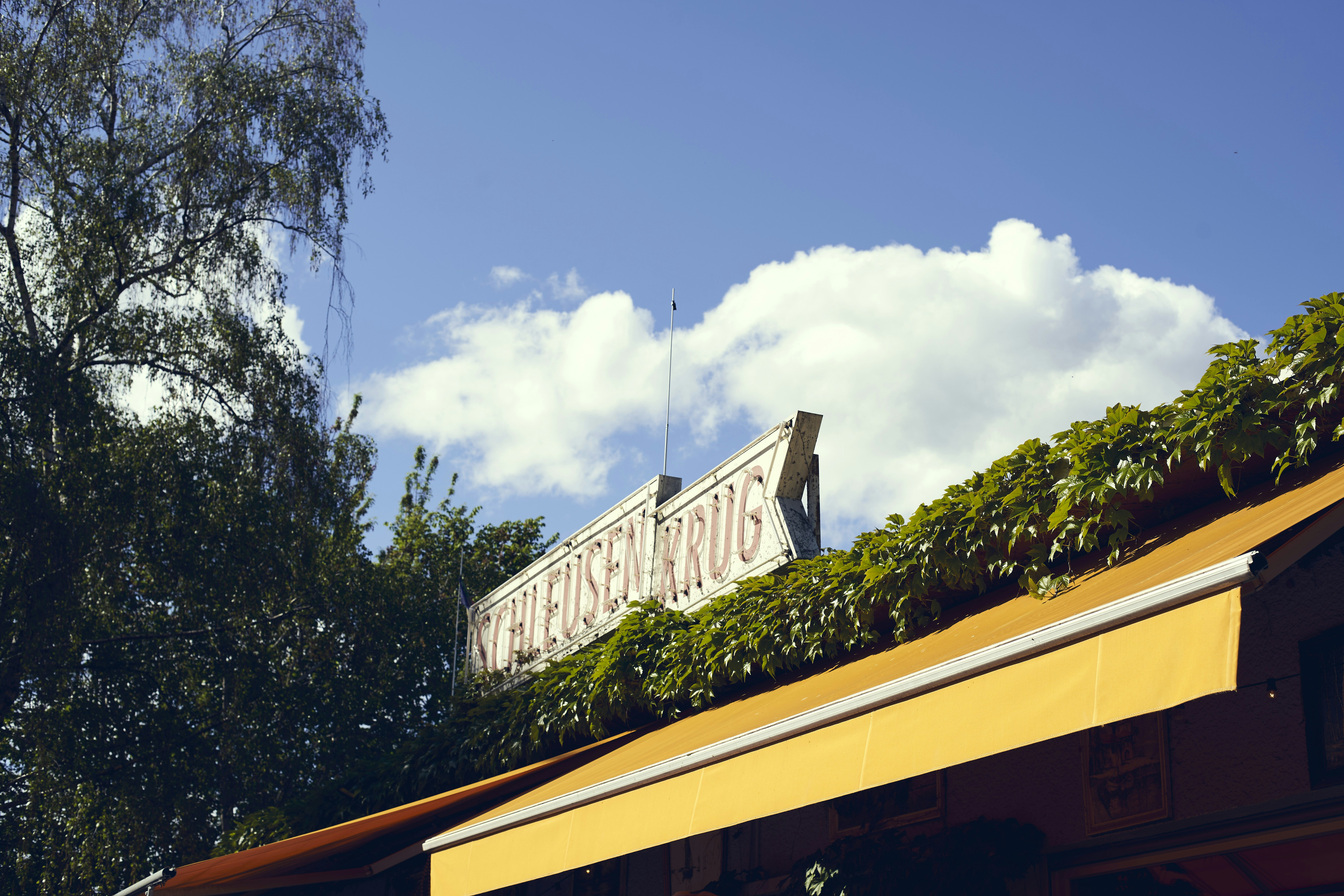 Un edificio giallo con un cartello sopra
