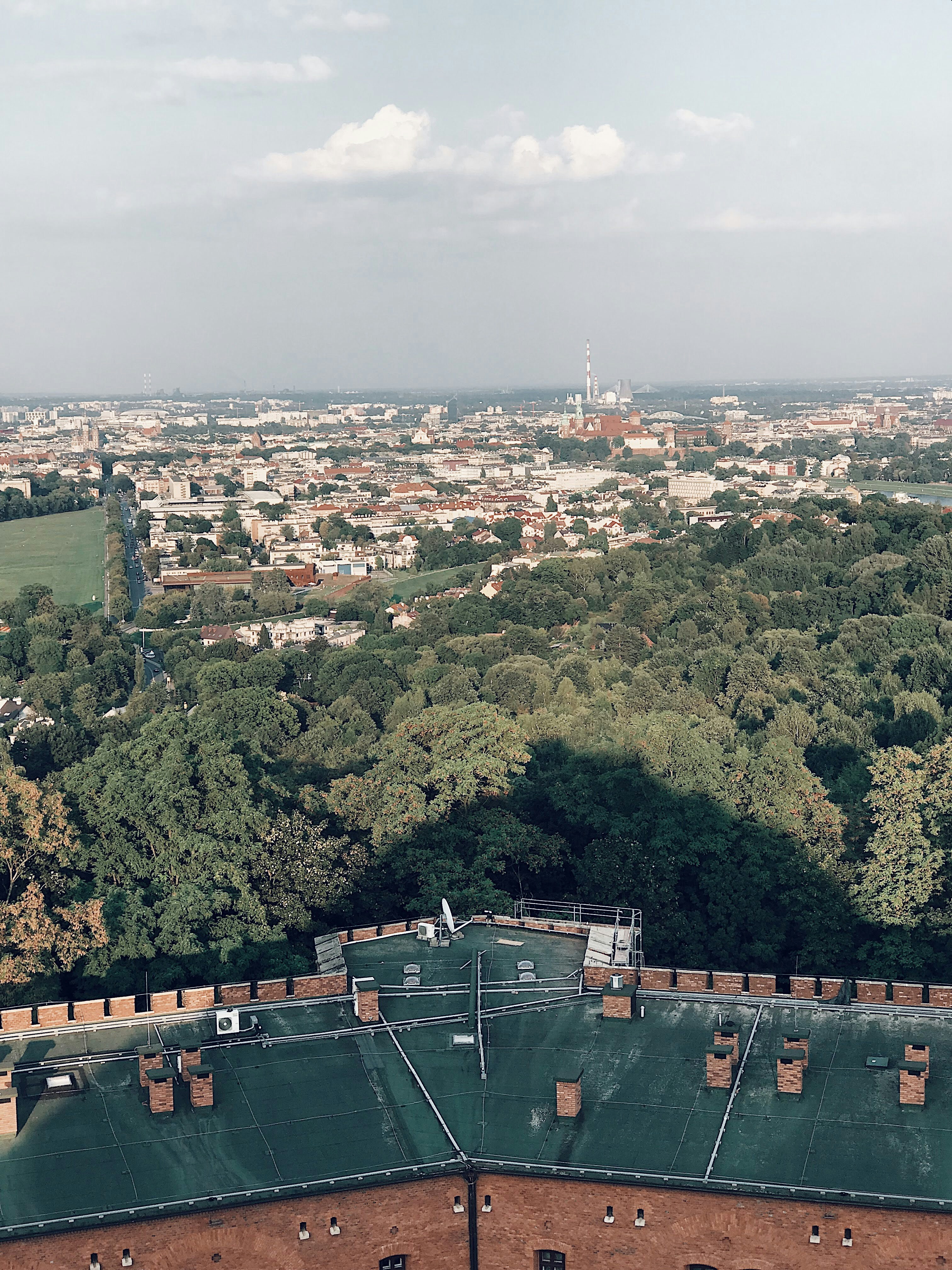 Une vue d’une ville du haut d’une tour
