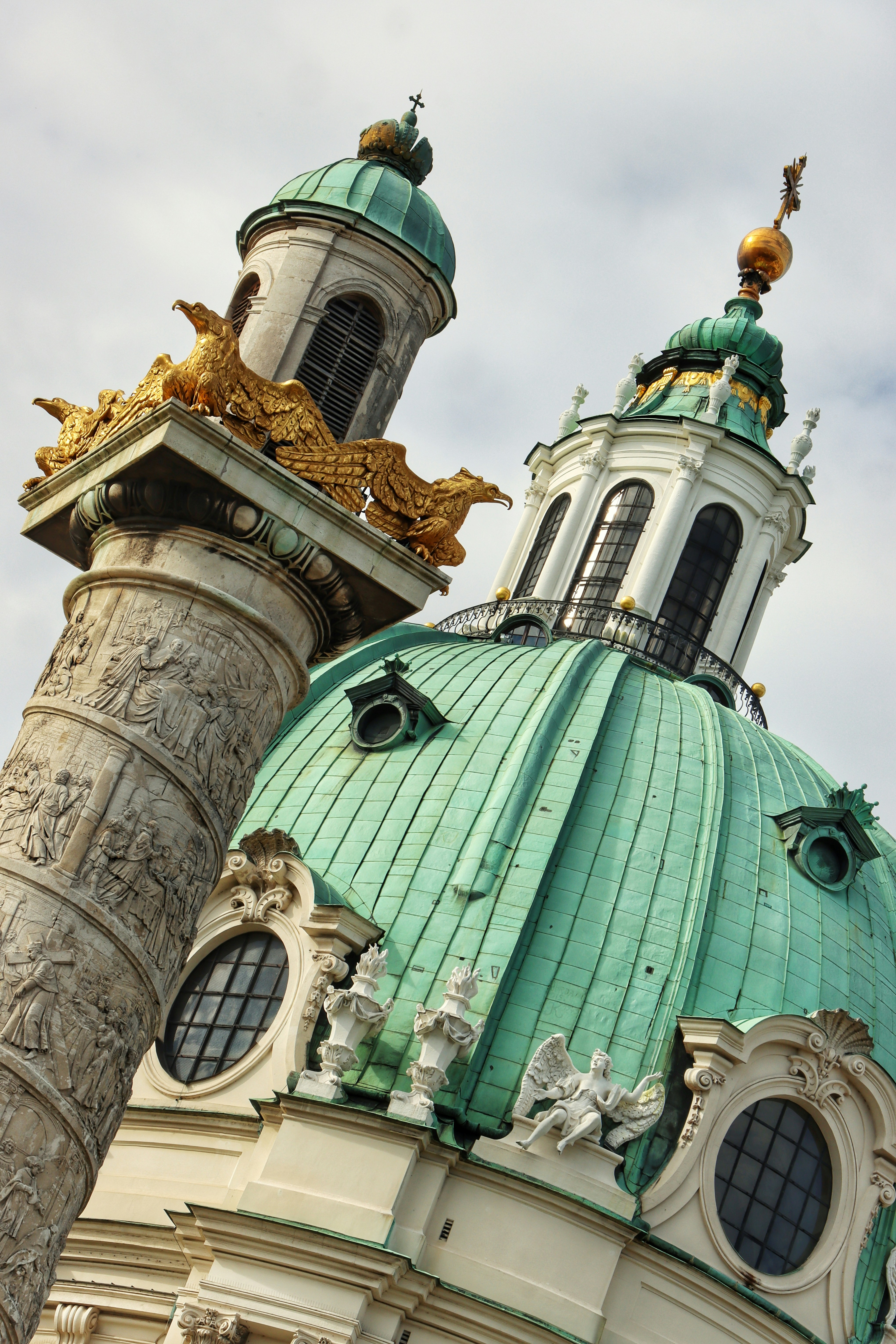 Un edificio alto con un tetto verde e due torri
