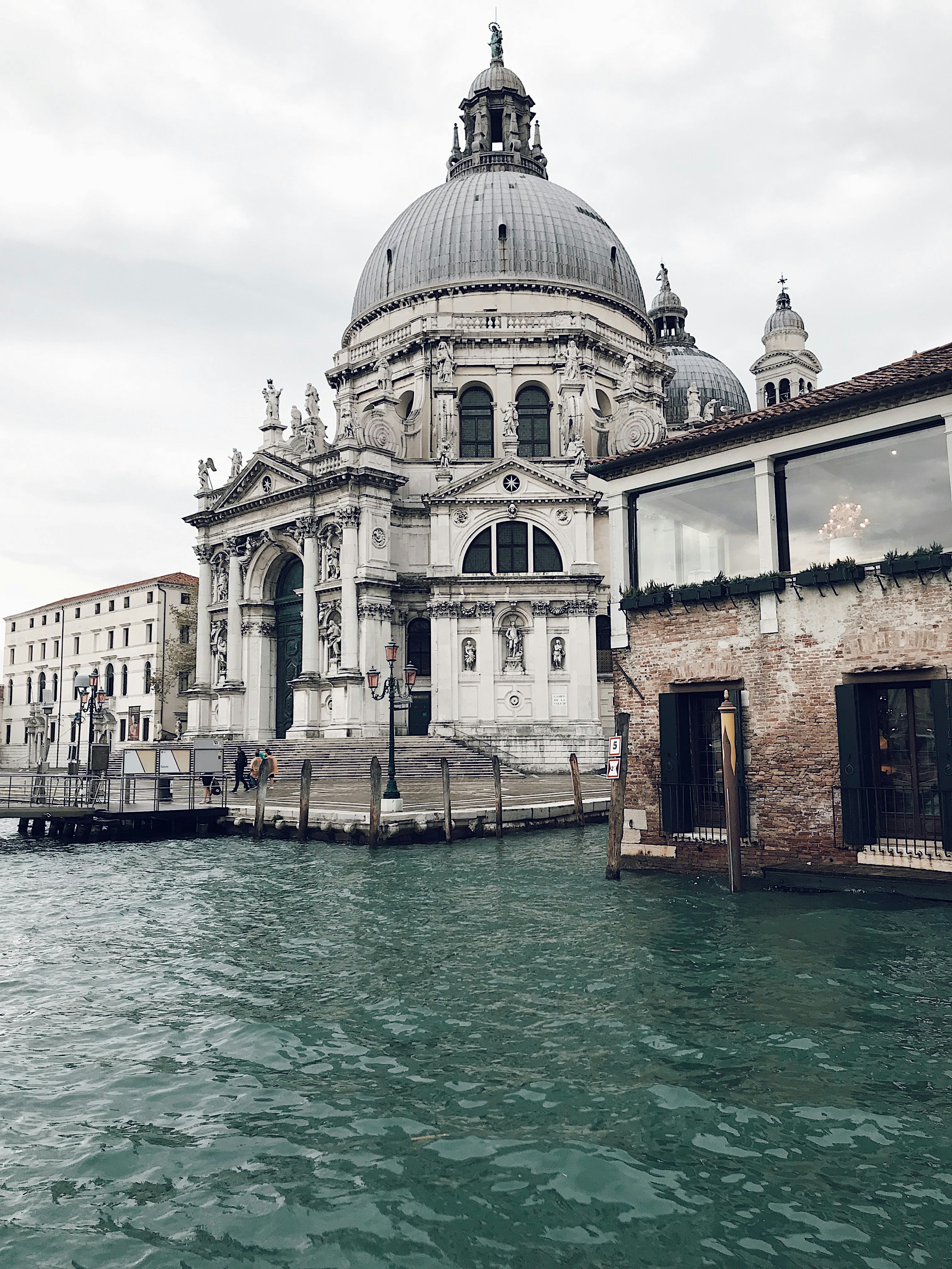 Un grande edificio che si trova accanto a uno specchio d'acqua