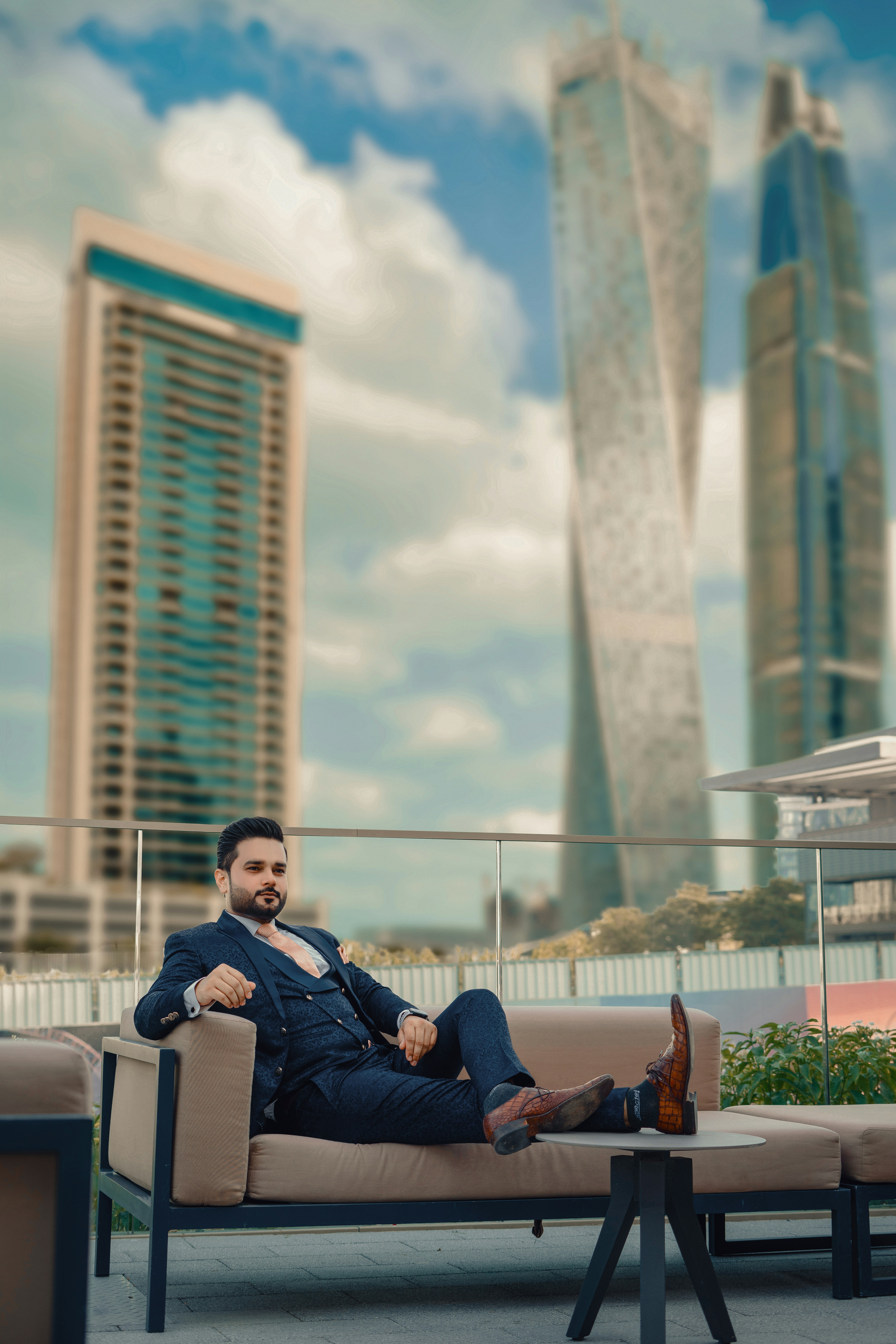 Ein Mann im Anzug, der auf einer Couch sitzt