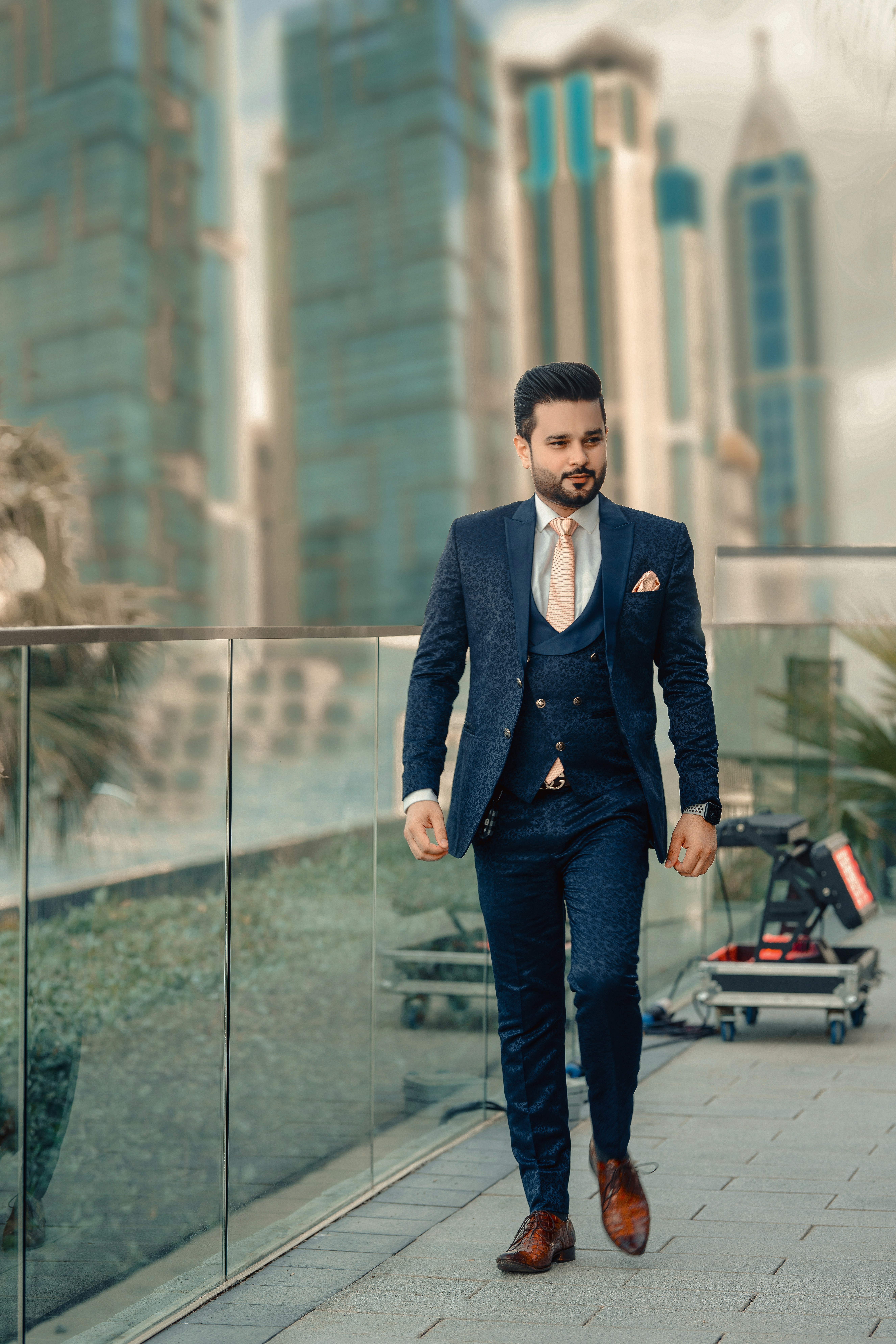 Ein Mann in einem Anzug, der einen Bürgersteig entlanggeht