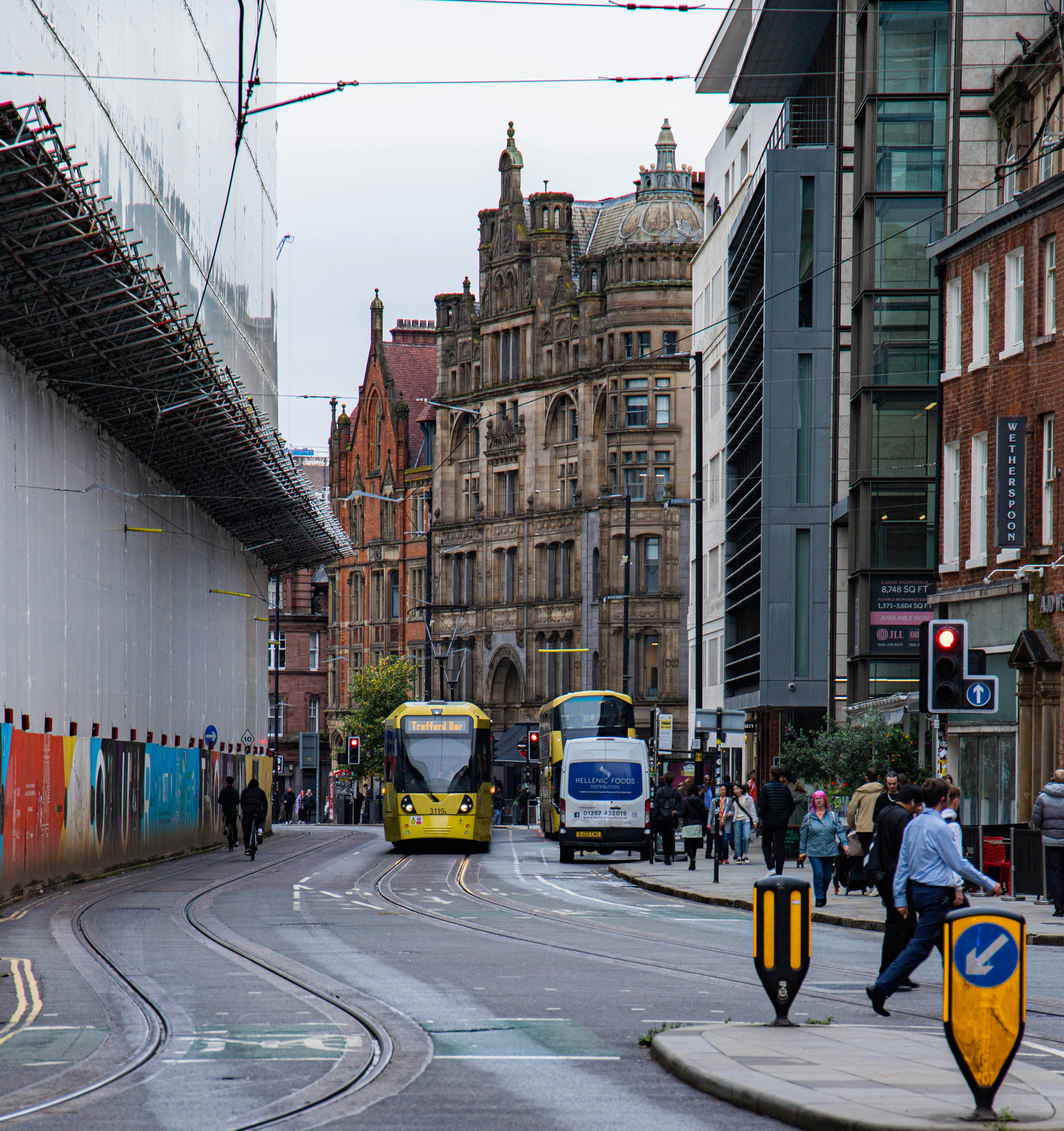 Une rue de la ville remplie de beaucoup de circulation à côté de grands immeubles