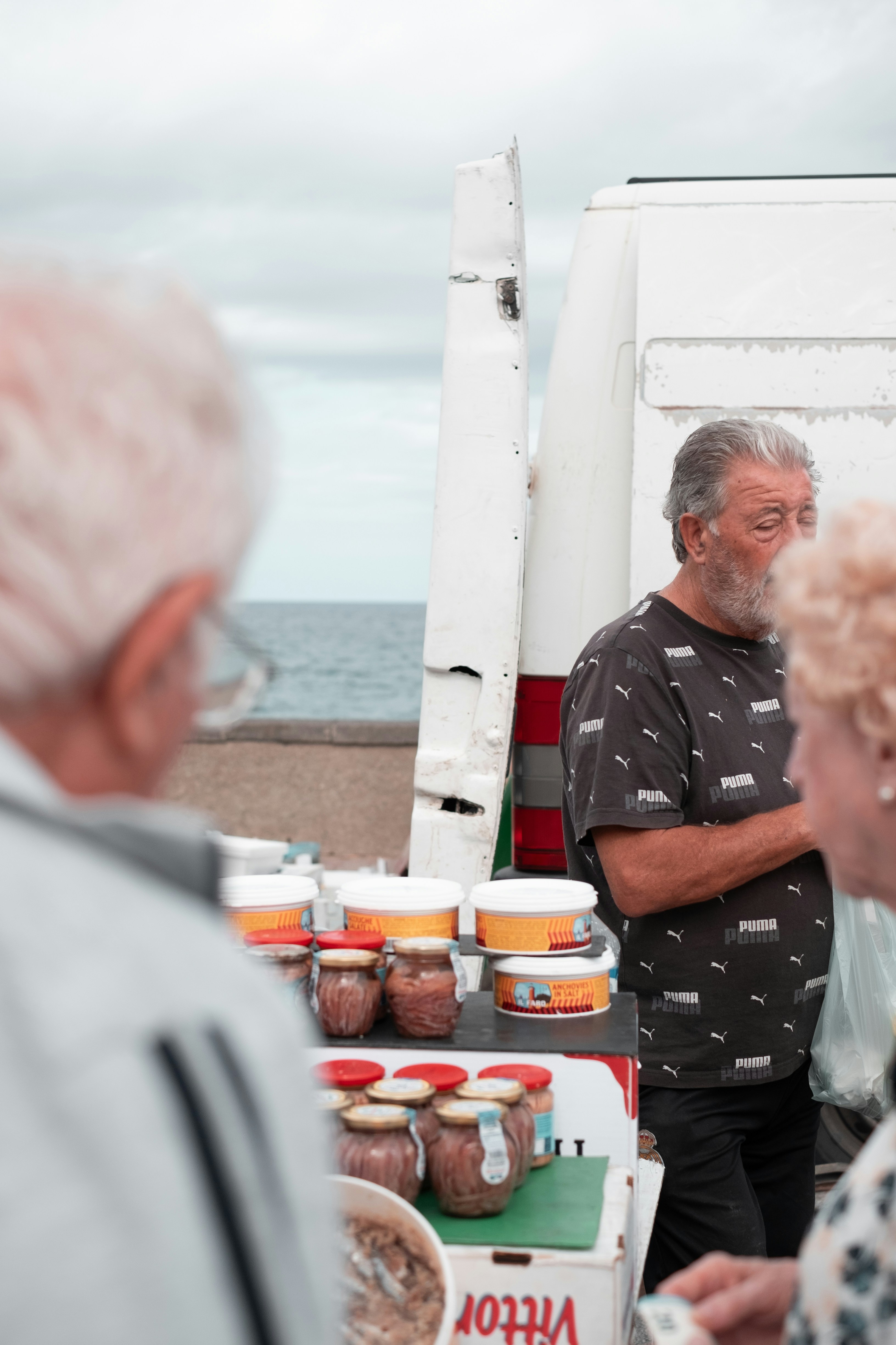 Um grupo de pessoas em pé ao redor de um carrinho de comida