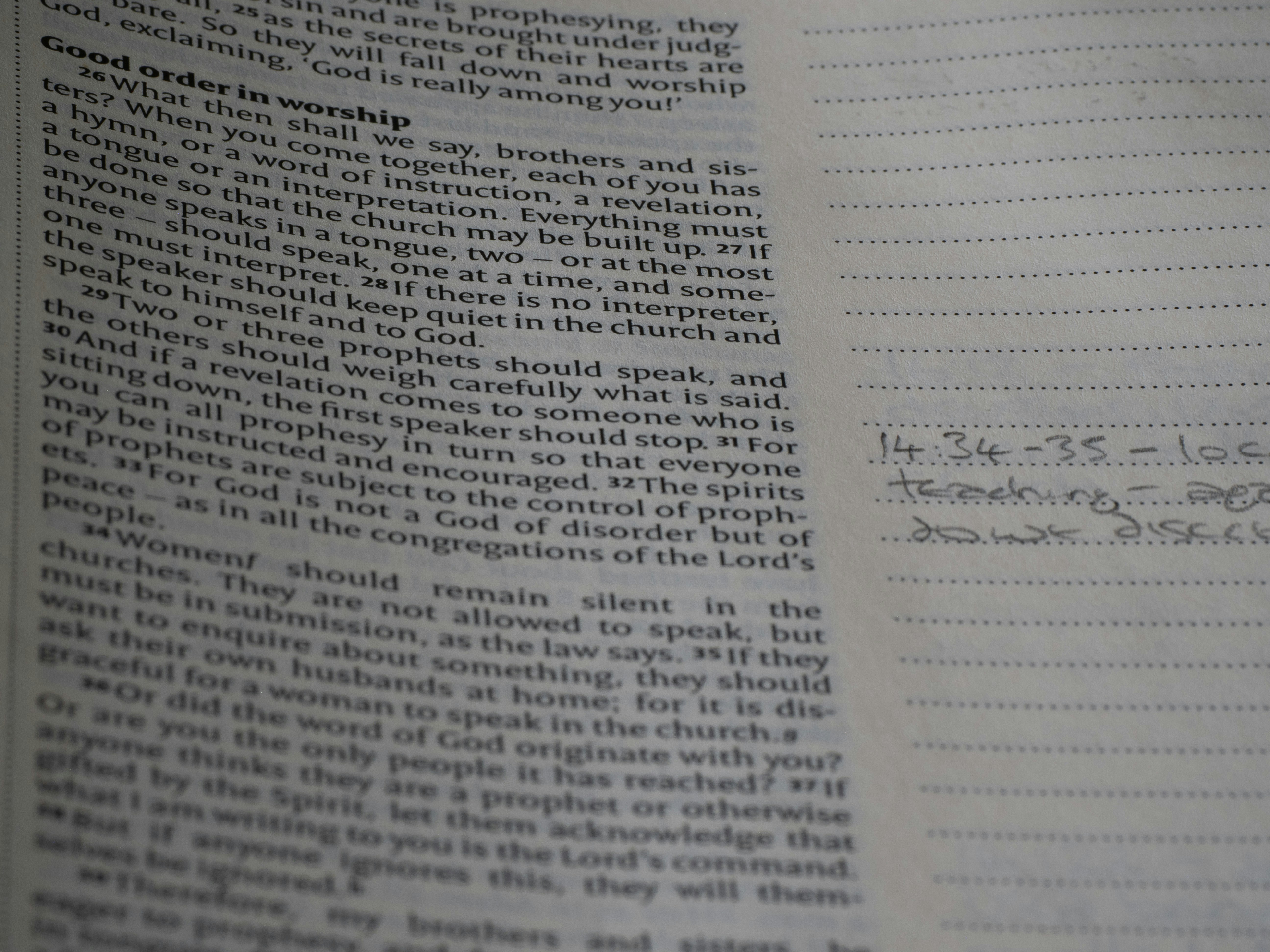 Nahaufnahme eines geschriebenen Buches