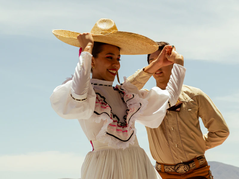 Una pareja de sugar mama y sugar boy en una aventura exótica