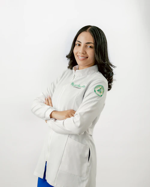 Farmacéutica de bata blanca lista para atender